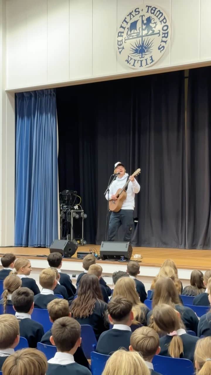 エド・シーランのインスタグラム：「Went to my old high school yesterday to do a gig and teach a music class, was awesome」