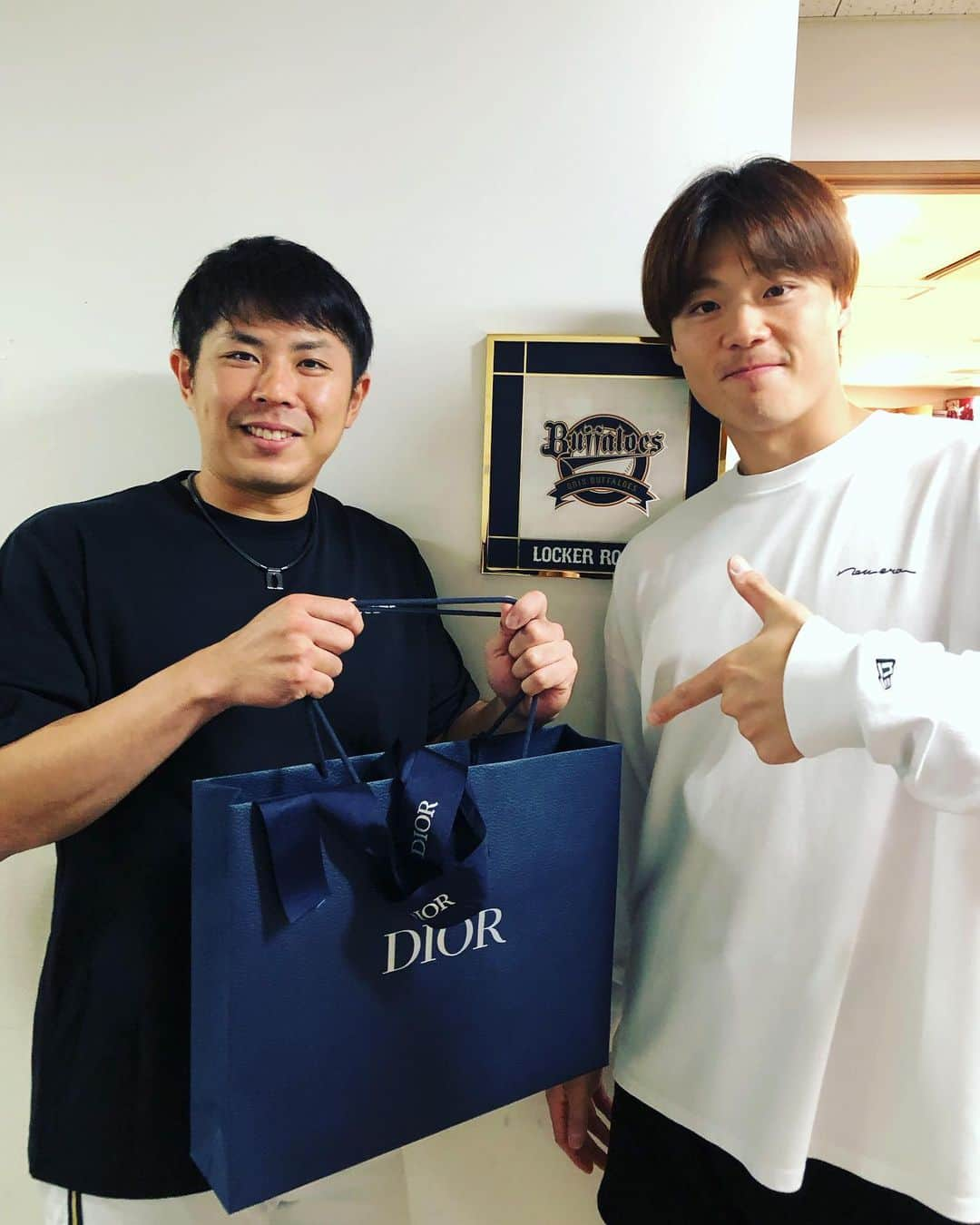 若月健矢さんのインスタグラム写真 - (若月健矢Instagram)「たくさんのメッセージ、コメントありがとうございます😊  昨日で28歳になりました！  約束通り福也さんからのプレゼント❤️ありがとうございます😊最高😭😭😭 #山﨑福也」10月5日 11時14分 - kenkengram2