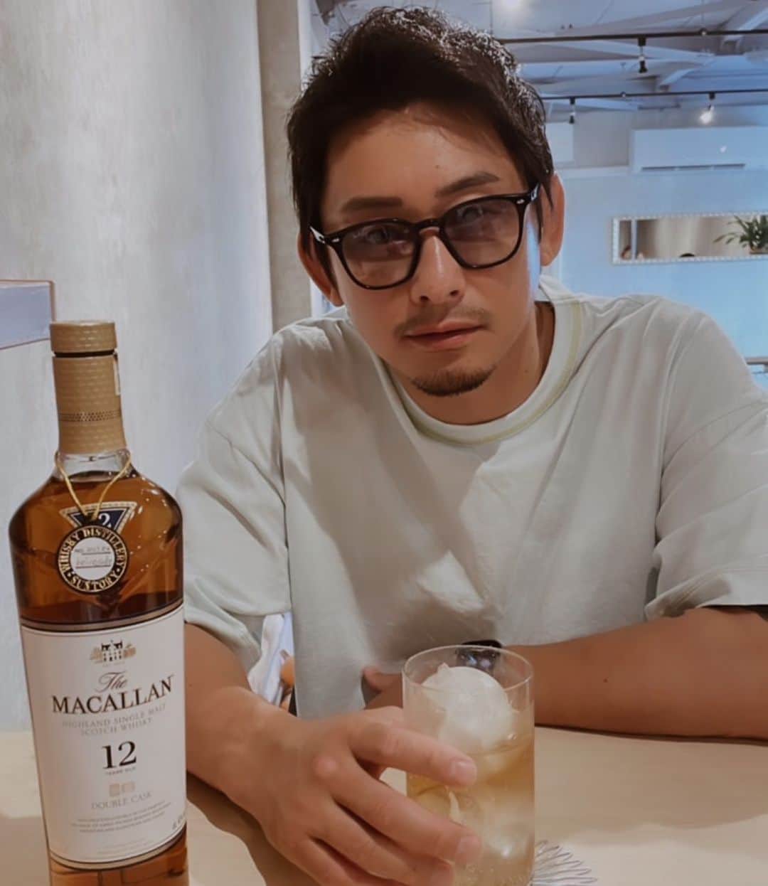 吉永啓之輔のインスタグラム：「@blueislandcafe0805   俺が行ってる美容室の３階で バーが始まった🥃」