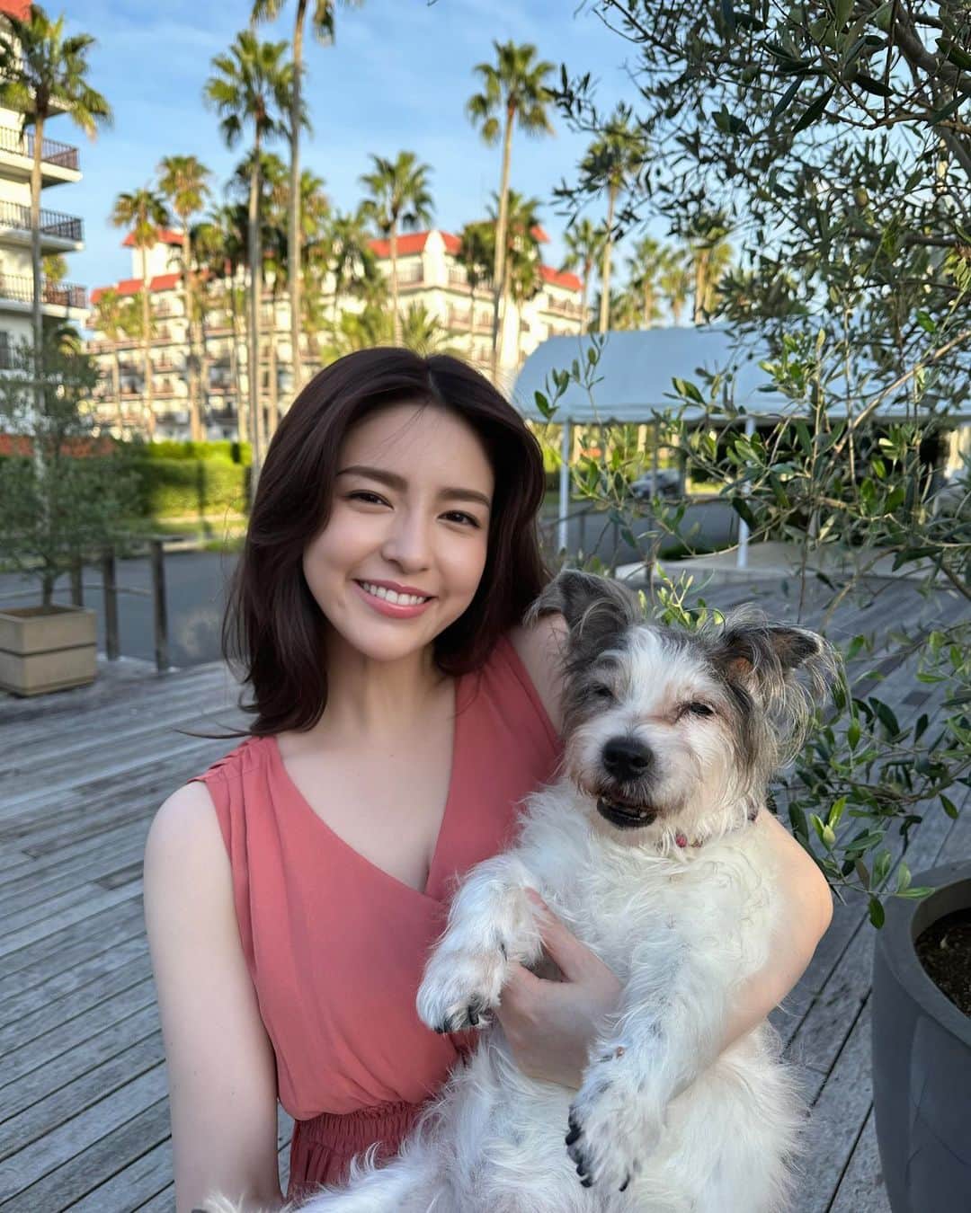 スミス楓のインスタグラム：「9.29🎂♡ 私とcocoのお誕生日でした🐾♡  寝起きというかほぼ寝てるわんことツーショット🥱🥰  coco18歳になったよー！✨ いっぱい走るしめちゃくちゃ元気♡ ころころちゃん、毎日可愛くてたまらない🐻‍❄️  家族全員9月生まれで(大忙し) 今年も家族みんなでお祝いできて幸せいっぱいの9月でした🥹🫶🏻💕💕 ケーキ何個食べたとおもうー？w  写真は9月末の夏ラスト日🌴 もう気づいたら秋だね〜涼しい！」