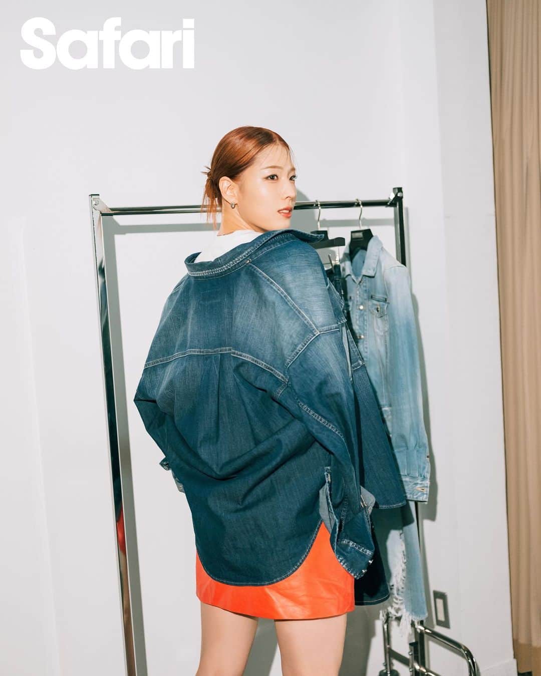 江村美咲のインスタグラム：「発売中の雑誌『Safari』11月号に掲載していただいてます。 スタイリングもヘアメイクも新鮮で楽しい撮影でした。 ありがとうございました🙏🏻 ⁡ 全身ショットやインタビューは是非誌面をチェックして下さい📚 ⁡ Photography/ @shimodanaoki_photo  Styling/ @hidenoriasai  Hair&Makeup/ @jhun_hm   @safarionline_official  @safarilounge_official」