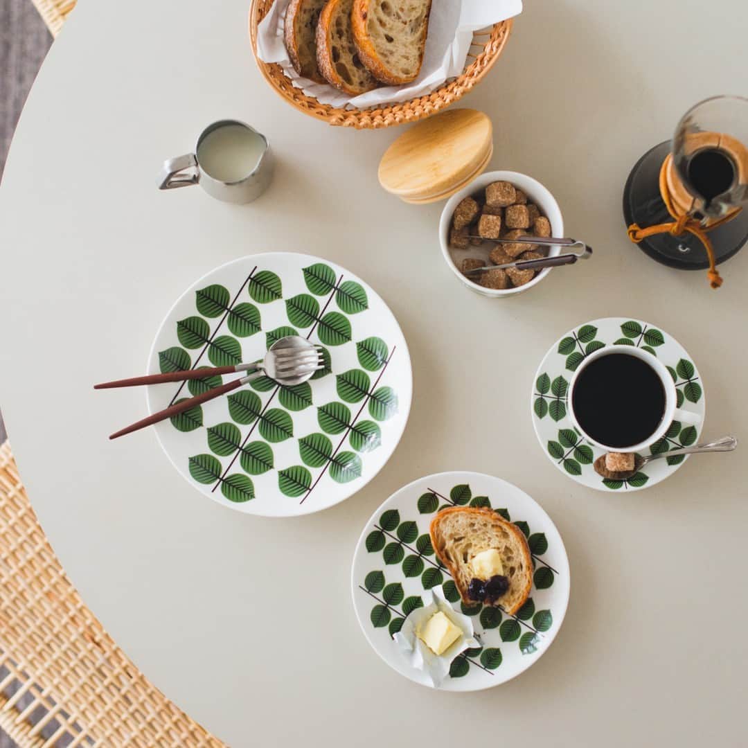 北欧、暮らしの道具店さんのインスタグラム写真 - (北欧、暮らしの道具店Instagram)「いつかお迎えしたい、ずっと憧れの器 北欧の名作「ベルサ」の食器 . - - - - - - - - - - - -  スウェーデンのデザイナー、 スティグ・リンドベリの代表作で 今でもなお人気が絶えない「ベルサ」シリーズ。  ぷっくりとした葉っぱが 規則的に並んだ絵柄は、 可愛らしくもあり どこかキリッと端正な雰囲気も まとった唯一無二のデザインです。  戸棚の中にしまいこんでしまうのが もったいなく感じてしまうほど、 佇まいがとっても素敵なベルサの食器。  使わない間も あえていつも目に入る場所に飾って、 眺めて癒される「インテリア雑貨」 として楽しめるのも、 この器の醍醐味だと思います。  コーヒーカップ&ソーサーは、 甘いものとコーヒーを楽しむ スウェーデンの文化、Fika（フィーカ）の おともにぴったり。  18cmのコンパクトなプレートは、 自分を思いきり甘やかしたいときの 「ご褒美おやつ」と相性ばつぐん。  22cmプレートは、 ワンプレートにぴったりなお皿。 待ちに待った休日の朝にぜひ。  お気に入りをひとつだけ迎えるのも、 少しずつ揃えてコレクションしていくのも ワクワクしそうです。 . ーーー 掲載のアイテムはこちら▼ ーーー . ☑︎ Gustavsberg / スティグ・リンドベリ / ベルサ - - - - - - - - - - - - - - - - - -   🎁「クラシ手帳2024」プレゼントキャンペーン実施中！お買いものいただいた方全員に、当店オリジナルの手帳を無料でお届けいたします。 . ▶︎ お買いものはプロフィールのリンクから ご覧くださいね。→@hokuoh_kurashi . #ベルサ#北欧食器#食器#うつわ#カップ#キャニスター#食器好き #朝ごはん#ランチ#夜ごはん#ディナー#料理#シンプル #シンプルライフ#シンプルデザイン#暮らしを楽しむ#日々の暮らし #北欧#暮らし#北欧暮らしの道具店」10月5日 11時10分 - hokuoh_kurashi