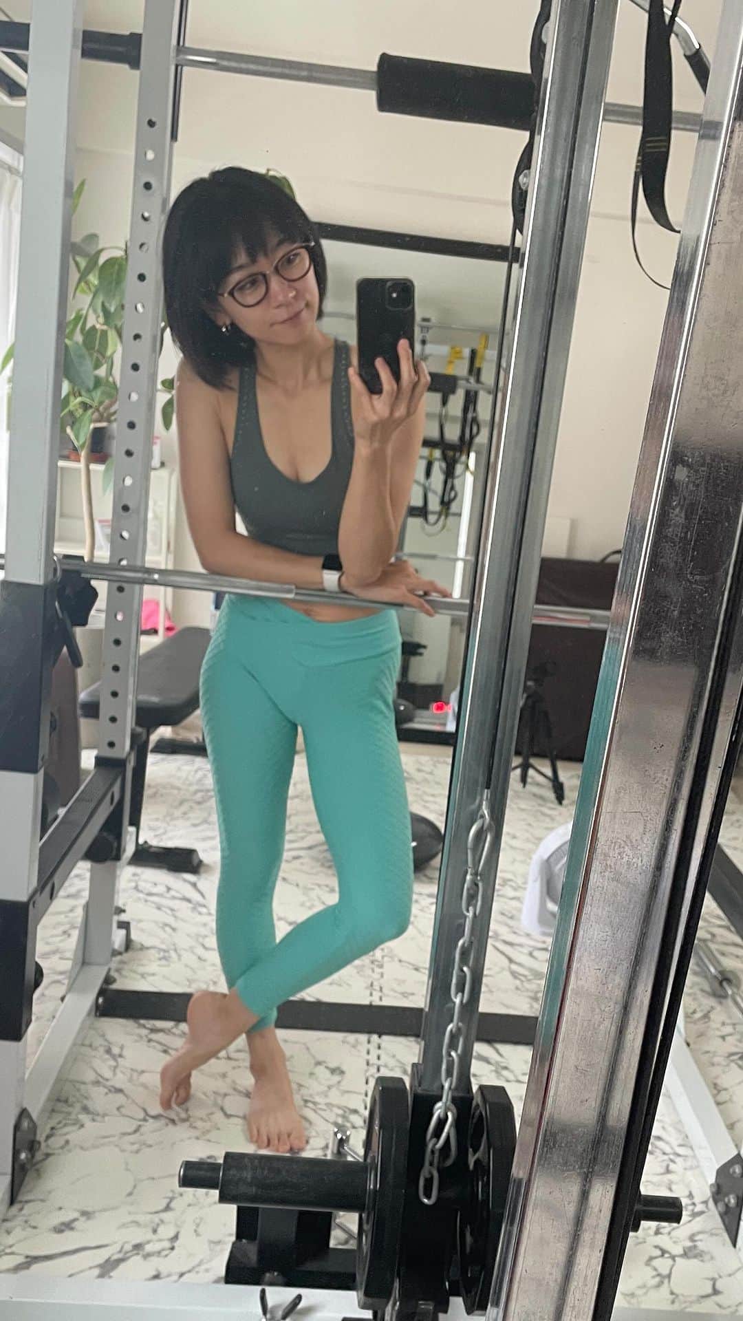 のインスタグラム：「APFの日本大会まであと1ヶ月となりました💪🏻 ・ 週に一回もジムに行けてないけど、今できる全力を注いでます！ 仕事、子育て、食事会、、、私にとって全部大切だから、出来る限りね。 出場できるだけでもありがたいな〜☆ ・ この動画はこの日の締め腹筋！ 表情筋もついたね！！！w ・ #時東ぁみ #恵比寿 #enbody #ebisu #裸足トレーニング #トレーニー #パーソナルトレーニング #トレーニング #training #筋トレ #筋トレ女子 #workout #ワークアウト #成長記録 #モテる体 #いつでも脱げる身体 #💪🏻  #産後トレーニング #ママトレ #トレーニングウェア#trainingwear  #veromanfit #腹筋 #apf #あと１ヶ月 #できる限り #全力」