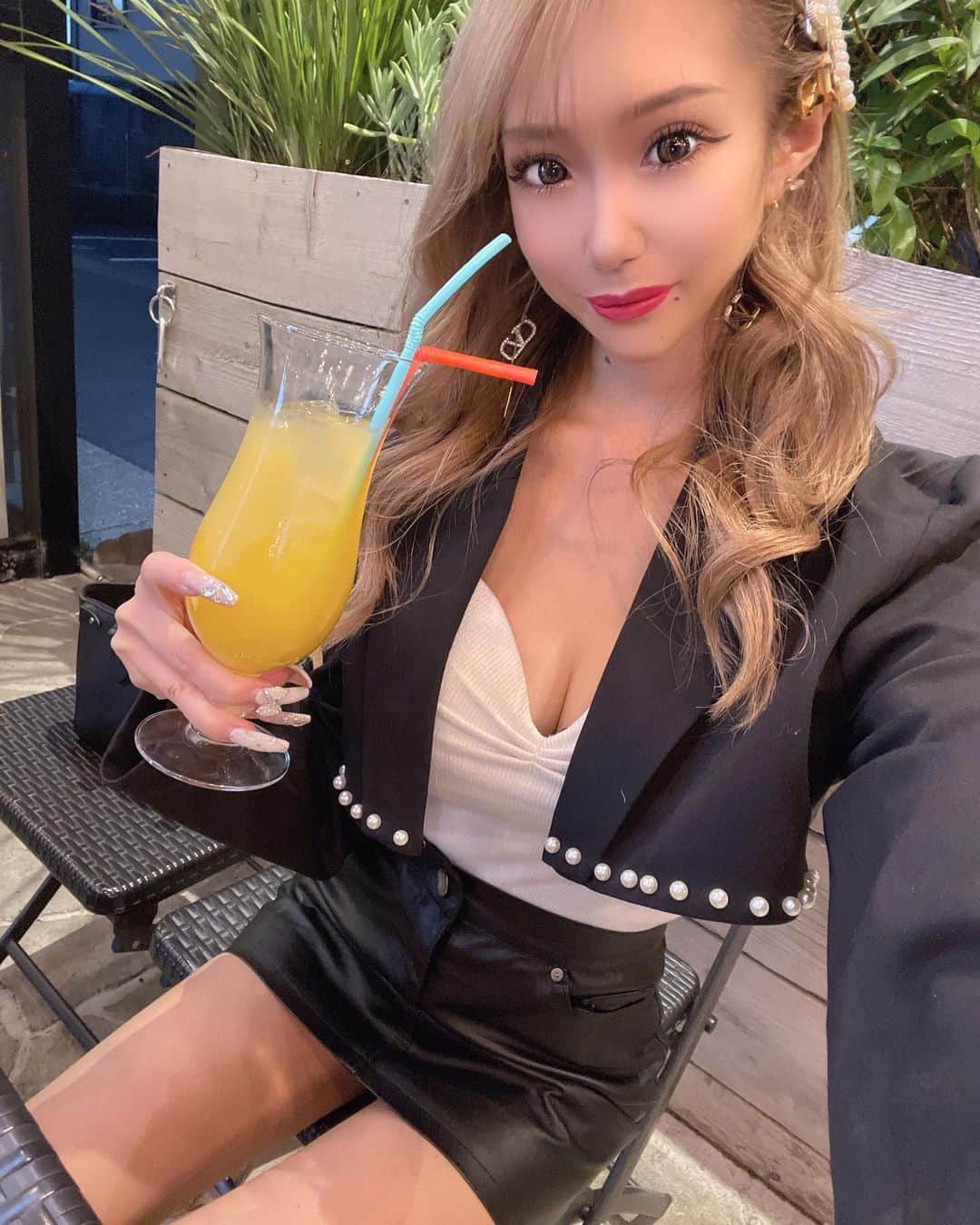 RIIAのインスタグラム：「この上着今の時期ちょうどいい〜🧡 パールが可愛い😍 @the_moana_place」