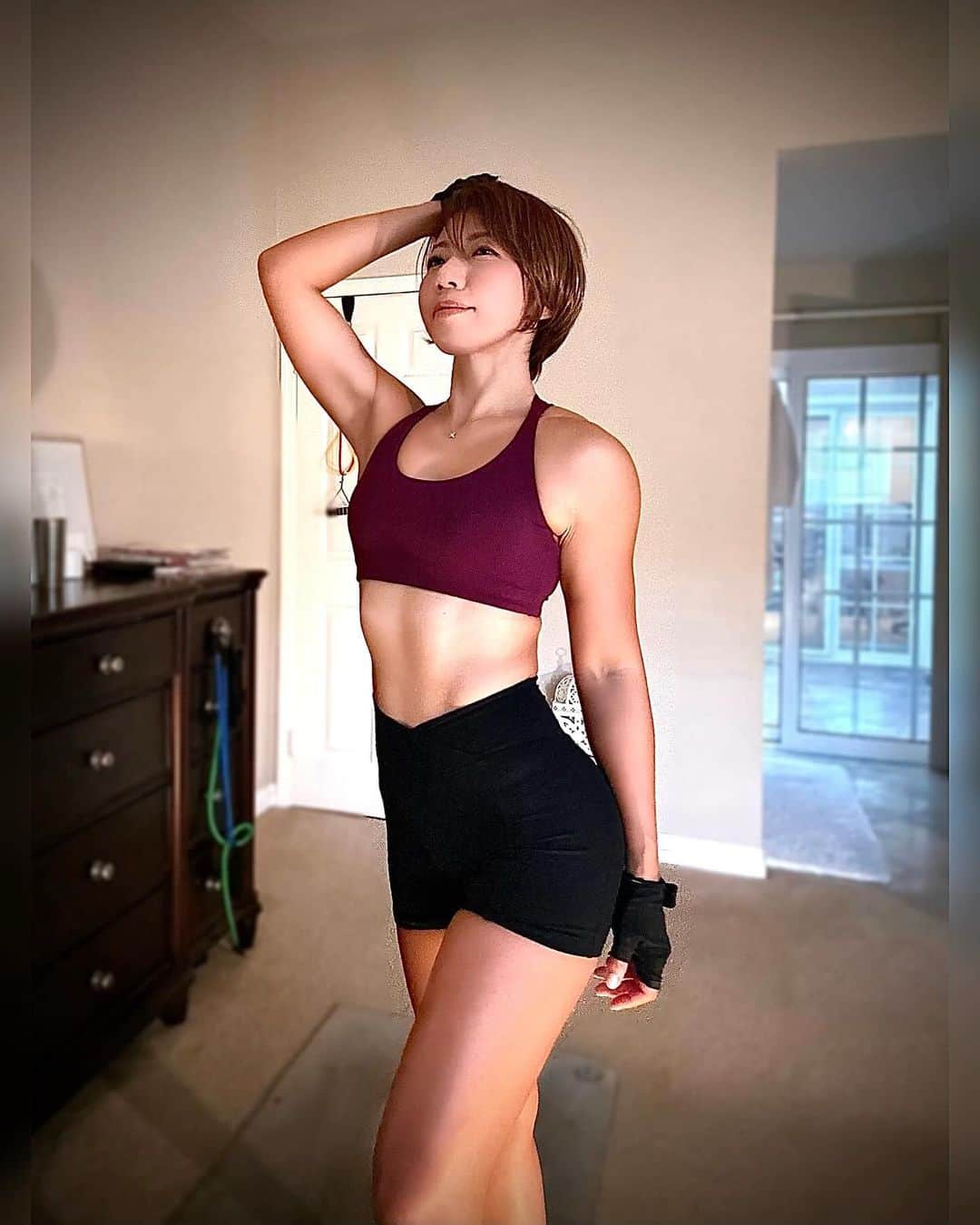 YukoKtymyのインスタグラム：「1番好きな自分は今の自分 なりたい自分は明日の自分 【40代からのボディメイクD-754】  Full Body Workout🏋️  Pic1  髪切りました🪮✨ 米倉涼子です✨w 😂😂😂 っていう感じのノリでナリキリポーズしてます。 ごめんさ〜い🤭　今日だけ許して〜w😂  Pic2 ワークアウト終わって全身整いました✨  Pic3 ヒップが92cmになっていました🍑 峰不二子ちゃんの88cmヒップを目指して 今年から始めた🍑トレ。 気づいてたら追い越して、 ビッグなアメリカンサイズに🤭🇺🇸  Pic4&5 アーノルドとショルダープレスの違いが気になったので。  Arnold Shoulder Press 腕を回旋させながら挙上するので、可動域が大きくとれ、 ショルダープレスよりも軽量で 広範囲の三角筋にアプローチができる。 また肩のインピンジメントのリスクが少ないため、 肩の怪我、負担を減らしたり、追い込み種目として◎。  Shoulder Press 可動域の狭いので高重量を扱いやすく筋量が伸ばしやすい。 インピンジメントのリスクを避けるために、 手をパラレルにしたり、リバースにするのも手🫶  この日は翌日パーソナルで上半身が控えていたので、 重量は軽めで。  すみません、髪型になれず、 いちいちビューティチェック入ってます 🪞✨🩵🤭笑  次回は高重量ショルダープレスからの 追い込みアーノルド低重量で追い込んでみます‼️  Pic6 フルボディで絶対欠かせないSumo スクワット。 50Lbパーシャルでしっかり刺激入れます🧨  Pic7 Single arm thrusters 肩もヒップもダブルで鍛えられるから好きです😊  🌈Today’s Workout🌈  朝ストレッチ Full body 30分 ステッパー30分  #美ボディメイク  #ボディメイク  #ボディメイク女子  #フィットネス  #美尻 #腹筋女子  #筋トレ女子  #アーノルドプレス  #肩トレ  #ショルダープレス  #砂時計ボディ  #女性らしい身体作り  #筋トレダイエット #筋トレママ  #筋トレ仲間と繋がりたい  #40代筋トレ  #40代ダイエット  #40代筋トレ女子  #40代からのボディメイク  #アラフォーダイエット  #アラフォーボディメイク  #アラフィフボディメイク  #トレーニング女子  #宅トレ  #肩トレ女子  #bodymake  #自分らしく綺麗になる  #エイジレス  #自分磨き #大人ショートヘア」