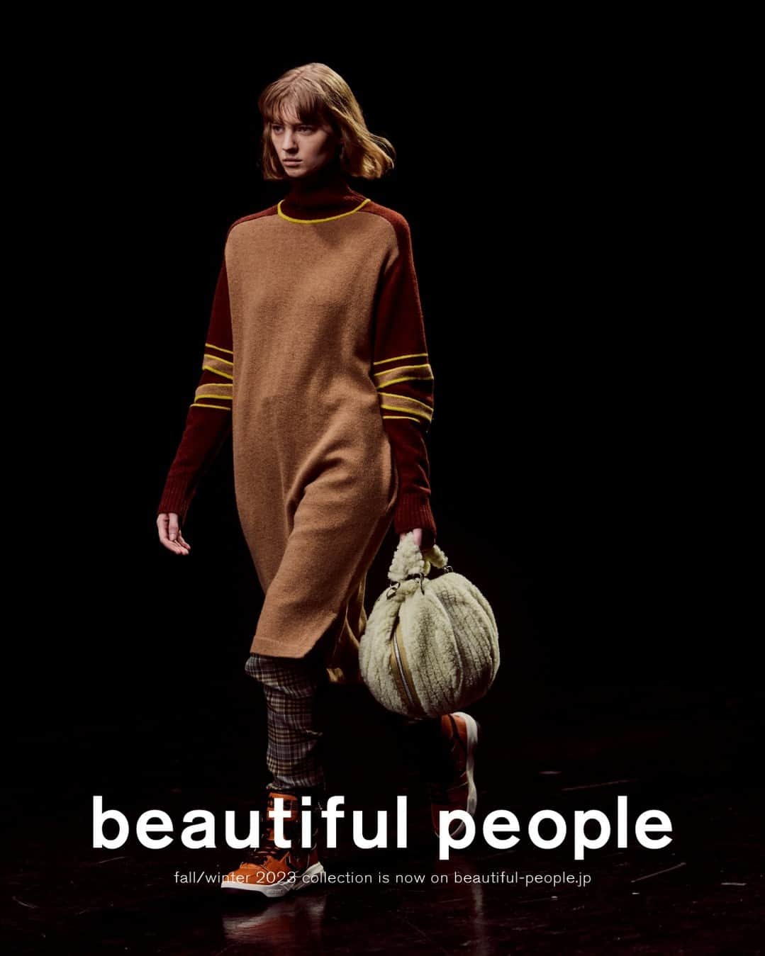 のインスタグラム：「Fall/Winter 2023 Collection⁠ Side-C Vol.10 "OMAMAGOTO"⁠⁠ 2nd delivery coming soon on Saturday 7 Oct. ⁠ ⁠ ◻︎ ⁠camel ski knitting dress⁠ color: camel / gray⁠ size: 36/38⁠ material: camel 80% wool 20％⁠ ⁠ ◻︎ ⁠organic cotton canvas reversible bag⁠ color: sage⁠ size: one size⁠ material: recycle polyester 100%⁠ ⁠※ coming soon in November.⁠ ⁠Pre-orders start online. ⁠ ⁠ ___⁠ ⁠ ⁠ まるでおままごとをしているかのように、⁠ 日常をもっとたのしいものに。⁠ ⁠ 仕事や学校で着る洋服が、休日にも着たくなるものになったら。⁠ 日常的なスタイルが、1 つや2つではなく様々な形に変化したら。⁠ ユニフォームにダイバーフォームとなる可能性が秘められていたら。⁠ ⁠ UNIFORM ⇄ DIVERFORM⁠ ⁠ DOUBLE-END によって⁠ ユニフォームはダイバーフォームへと進化する。⁠ ⁠ 私たちの日常生活やワードローブから、⁠ そして⁠ 子供のころに着るものや使うものからもインスピレーションを。⁠ まるでおままごとをたのしむようなコレクション。⁠ ⁠ Kidswear for everyone.⁠ ⁠ ___⁠ ⁠ ■Online store⁠ www.beautiful-people.jp⁠ ⁠ ■Global Online store⁠ www.beautiful-people-creations-tokyo.com⁠ ⁠ ■ 青山店⁠⁠⁠⁠ 東京都港区南青山3-16-6⁠⁠⁠⁠ ⁠⁠⁠⁠ ■ 新宿伊勢丹店⁠ 伊勢丹新宿店本館2階　⁠⁠⁠⁠TOKYOクローゼット/リ・スタイルTOKYO⁠⁠⁠⁠ ⁠⁠⁠⁠ ■ 渋谷PARCO店⁠ 渋谷パルコ2階⁠ ⁠ ■ ジェイアール名古屋タカシマヤ店⁠ ジェイアール名古屋タカシマヤ4階　モード＆トレンド「スタイル＆エディット」⁠⁠⁠⁠ ⁠⁠⁠⁠ ■⁠阪急うめだ店⁠ 阪急うめだ本店3階　モード⁠⁠⁠⁠ ⁠ ⁠ #beautifulpeople⁠⁠⁠ #ビューティフルピープル⁠⁠⁠ #creationstokyo⁠ #FW23 #23Winter⁠ #SideC ⁠ #DOUBLEEND⁠ #ダブルエンド⁠ #OMAMAGOTO⁠ #UNIFORM⁠ #DIVERFORM⁠ #Kidswearforeveryone⁠ #reversible」