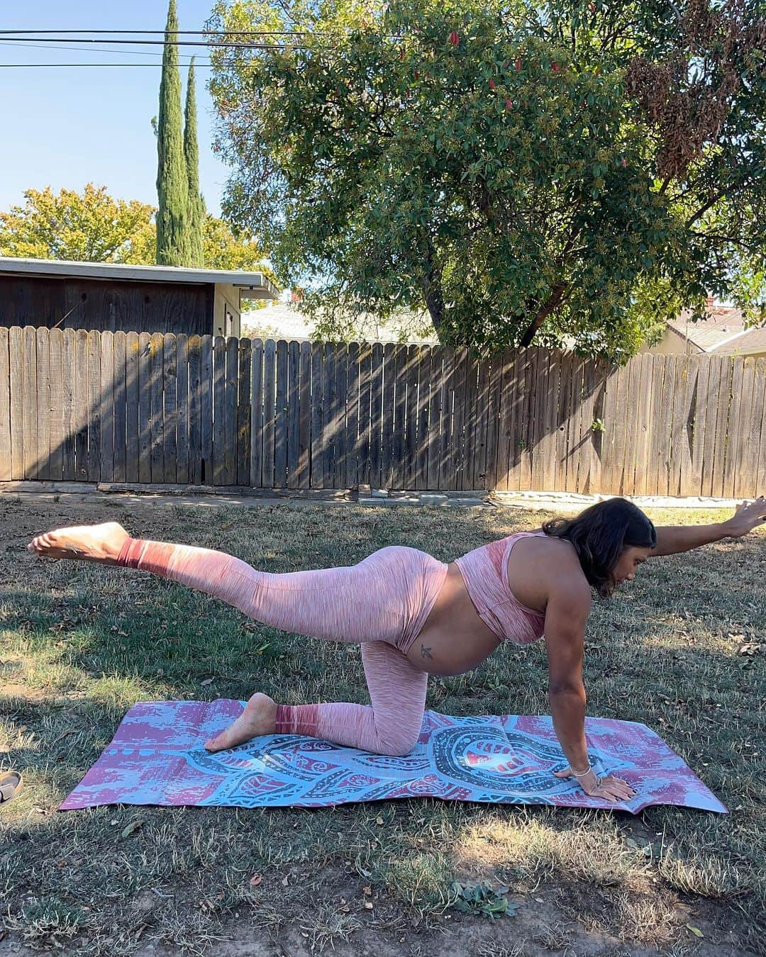 ミーガン・マーチンさんのインスタグラム写真 - (ミーガン・マーチンInstagram)「Some 3rd trimester backyard yoga and doggy hangs in my @prana Blazing Star bralette and leggings! Love this set 🥰!!! #prAnaPartner #prAnaAdventurer」10月5日 5時53分 - meaganmartin89