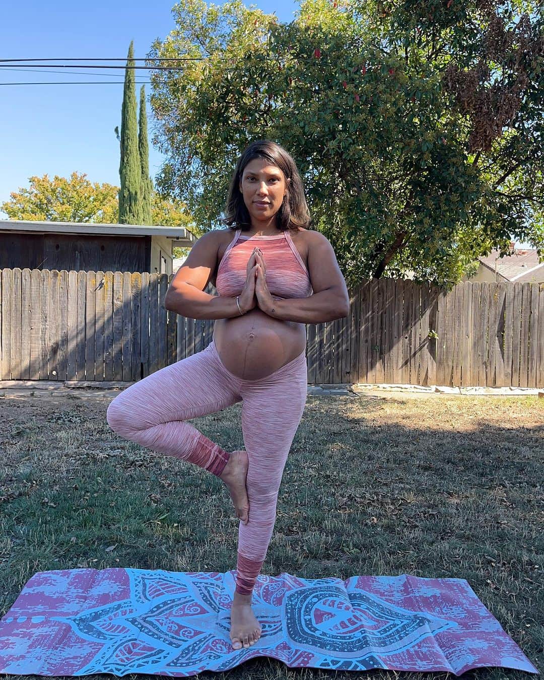 ミーガン・マーチンのインスタグラム：「Some 3rd trimester backyard yoga and doggy hangs in my @prana Blazing Star bralette and leggings! Love this set 🥰!!! #prAnaPartner #prAnaAdventurer」
