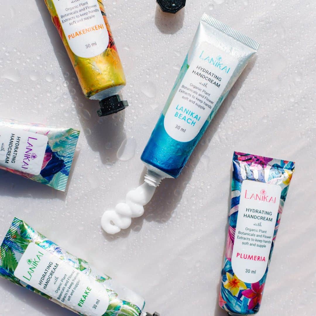 Lanikai Bath and Bodyさんのインスタグラム写真 - (Lanikai Bath and BodyInstagram)「Our Ultra-moisturizing hand cream, is crafted perfectly for Fall weather. ☃️ Enriched with skin-loving botanical extracts, it quickly nourishes and hydrates, restoring dry hands on contact. 🌱💧  And here's a treat for you: Get this hand cream FREE with any online purchase at lanikai.com! Shop now and keep your hands soft and protected all season long. 🤲 #WinterSkinSaviors #LanikaiGlow #kailuatownhi   Online at LANIKAI.com」10月5日 5時55分 - lanikaibathandbody