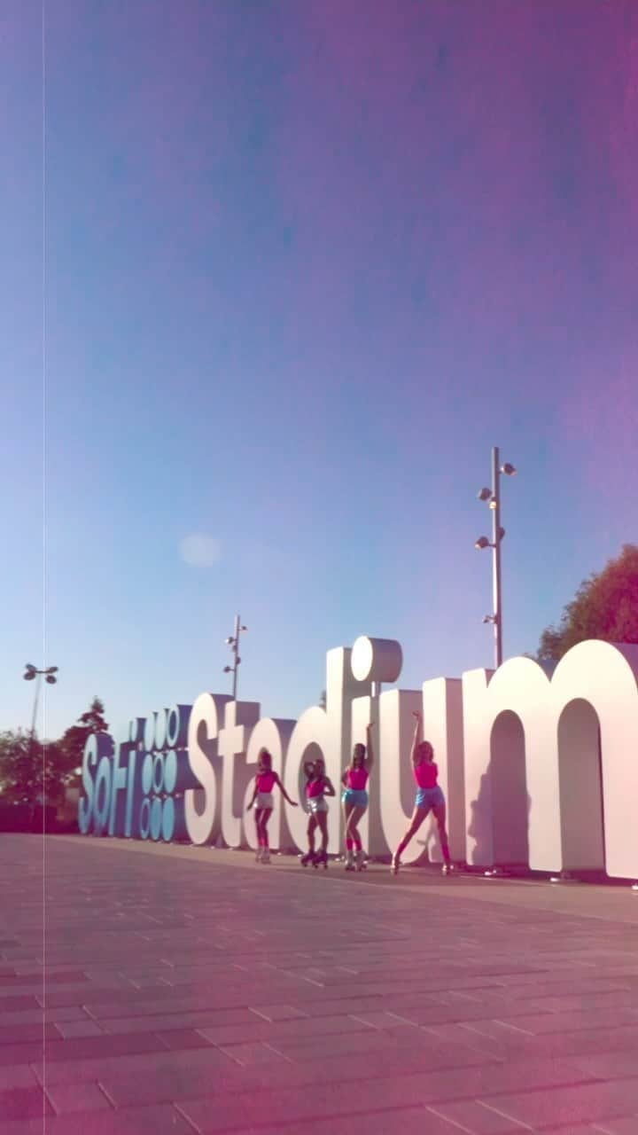 P!nk（ピンク）のインスタグラム：「Don’t miss @pink’s Summer Carnival tour at #SoFiStadium tomorrow! Limited tickets still available, including individual suite tickets. For more information, visit SoFiStadium.com 🩷🌞🪩」
