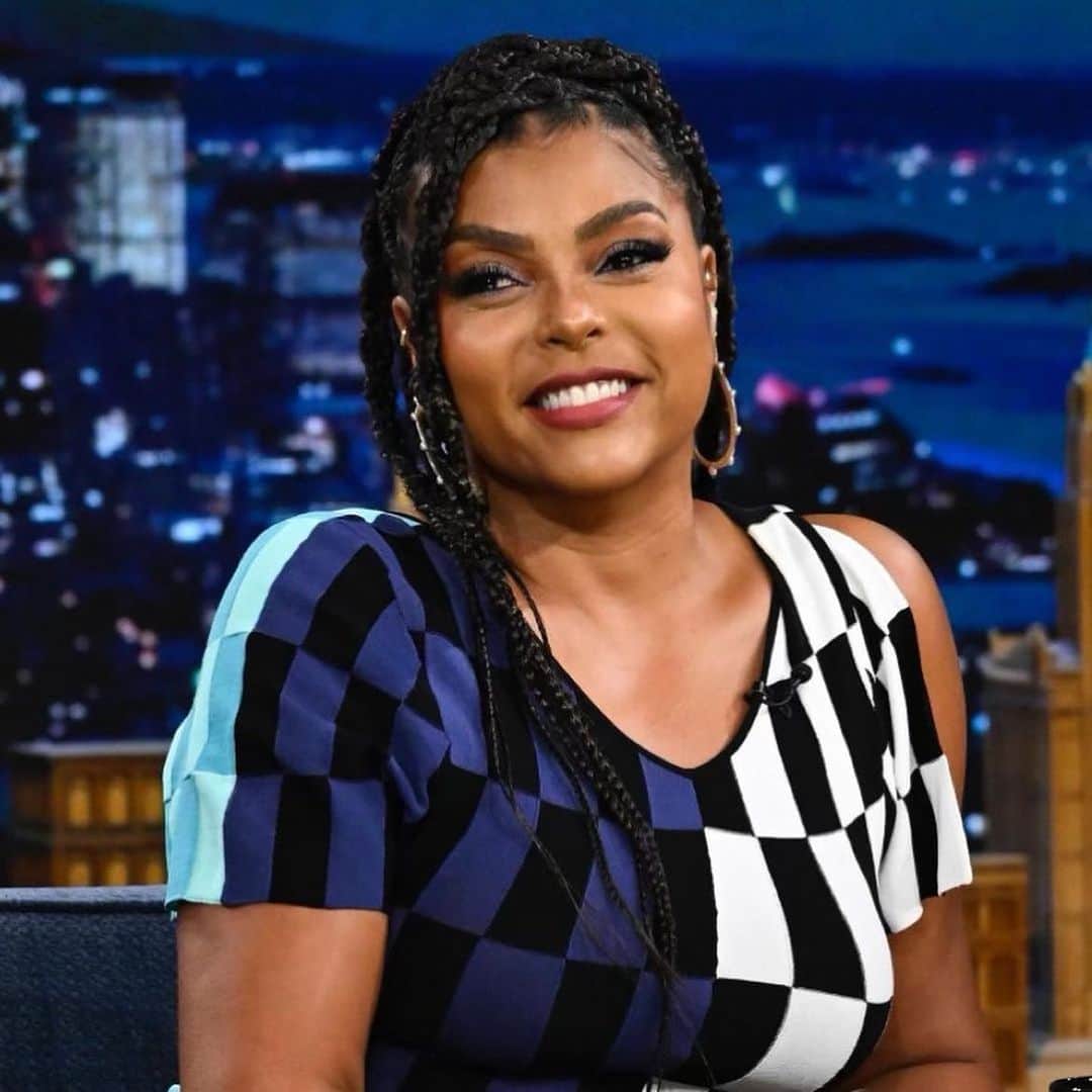 タラジ・P・ヘンソンのインスタグラム：「Did you catch me tho👀💜💋 #Repost from @saishabeecham • Did y’all catch @tarajiphenson last night on @fallontonight ??? She looked so pretty 😍😍 Makeup by me! @saishabeecham Stream it if u missed it!!」