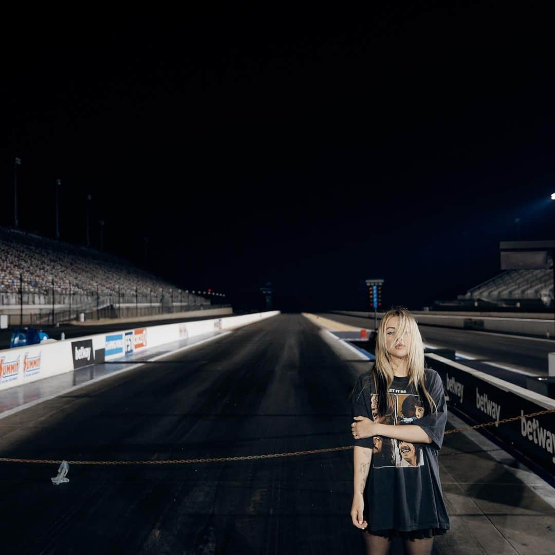 アリソン・ワンダーランドさんのインスタグラム写真 - (アリソン・ワンダーランドInstagram)「I was at a race track so obviously I had to recreate my RUN album cover . Iconic」10月5日 6時04分 - alisonwonderland