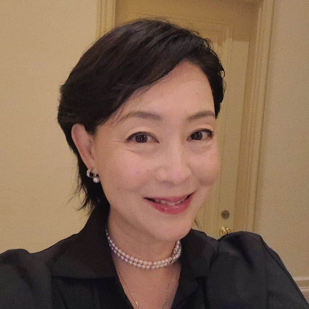 床嶋佳子さんのインスタグラム写真 - (床嶋佳子Instagram)「おはようございます！ クーラーを付けずに寝られるのは本当にいいですね❗⤴️  着物を着なければいけなかったので髪を伸ばしていましたがもう終わりましたので ショートヘアに戻しましたぁ‼️ どうでしょう？ 私はもうショートの方がしっくりくる気がします‼️😊🎶 #ショートヘア #床嶋佳子」10月5日 6時04分 - yoshiko.tokoshima