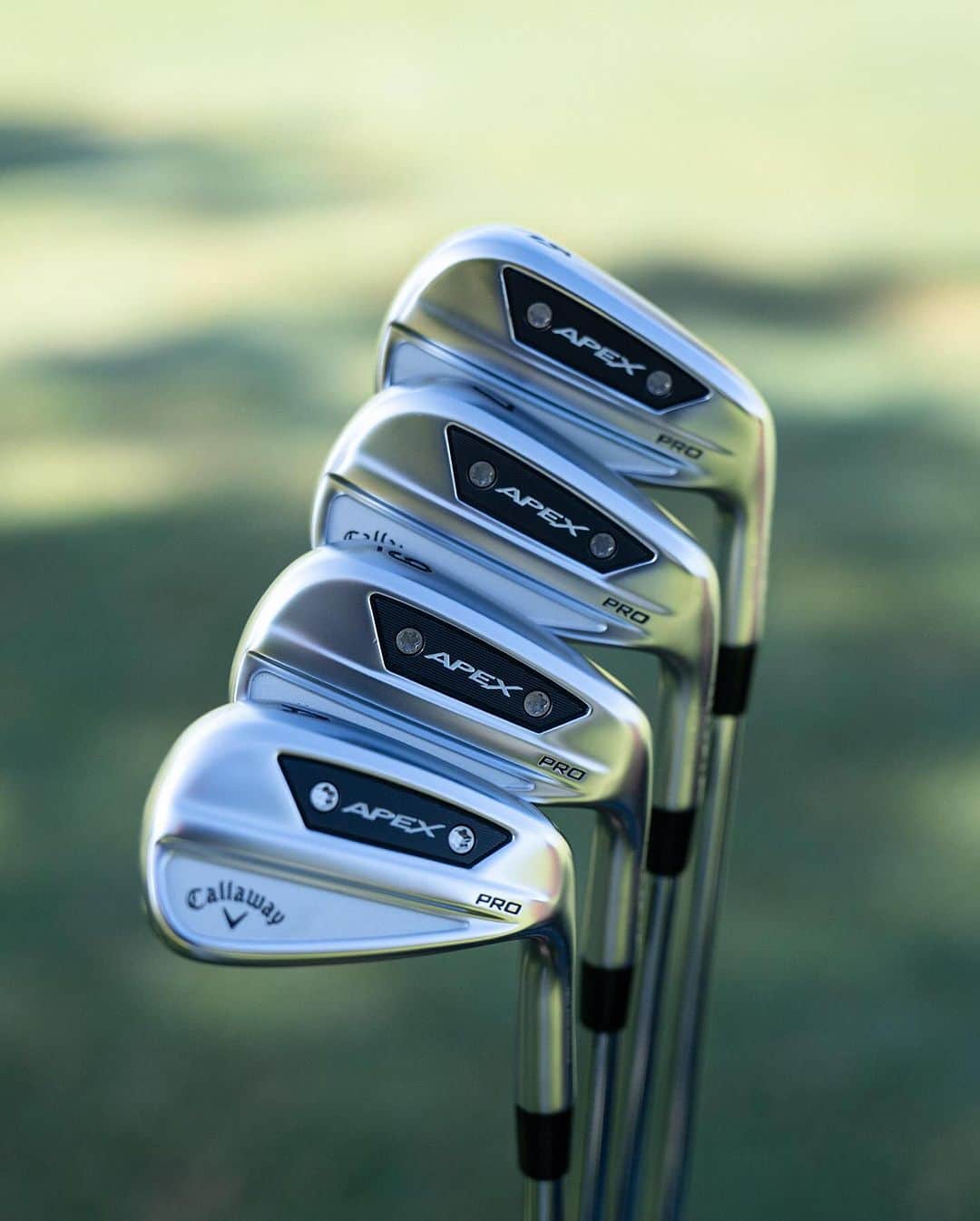 ジョン・ラームのインスタグラム：「⚔️APEX PRO IRONS GIVEAWAY⚔️  See below how you win a FULL SET of the new Apex Pro Irons.  -Make sure you’re following @callawaygolf -Tag 3 friends in the comments  ONE lucky winner will be chosen. Giveaway ends 10/10. Must be following to be eligible. This is in no way affiliated or endorsed by Instagram. Good luck!」