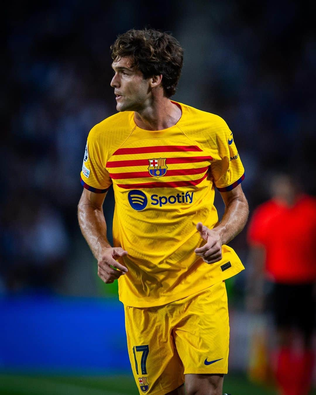 マルコス・アロンソ・メンドーサのインスタグラム：「Victoria sufrida pero 3 puntos importantísimos! Seguimos!  ❤️💙👊  #MarcosAlonso」