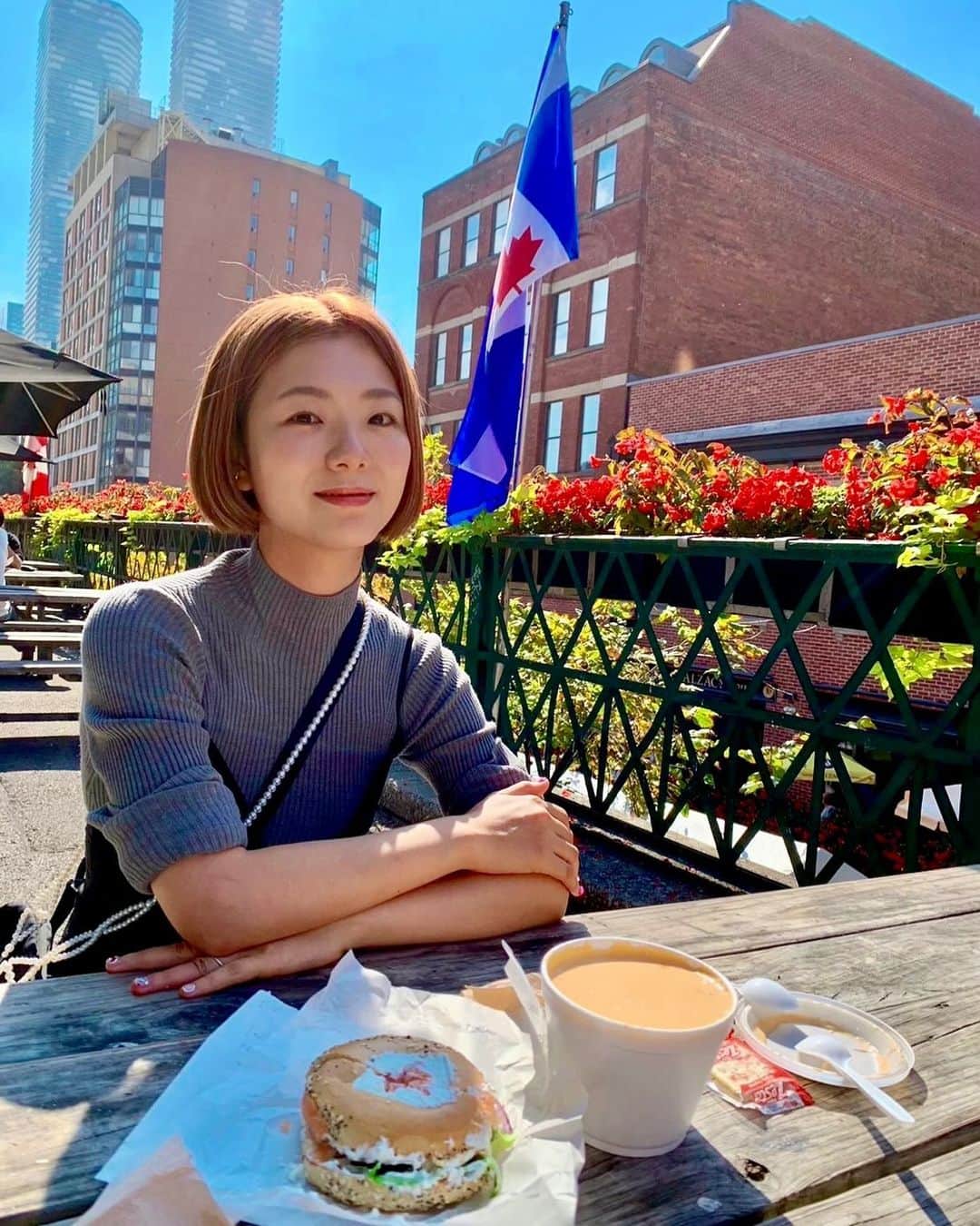 のインスタグラム：「友だちに会いにカナダに来ました🇨🇦  思ったより暖かくて快適！」