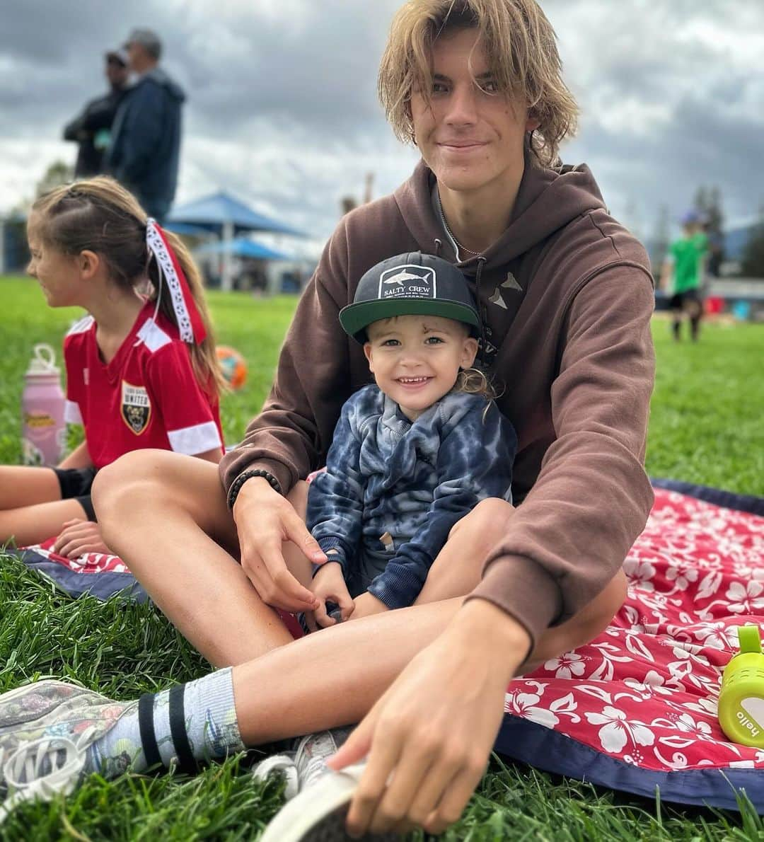 ジェシカ・シーバさんのインスタグラム写真 - (ジェシカ・シーバInstagram)「Having a tiny little hand holding tight onto mine while our first born tries on suits for his high school dance... It’s everything I need and nothing I expected out of this beautiful life.」10月5日 6時50分 - mommasgonecity