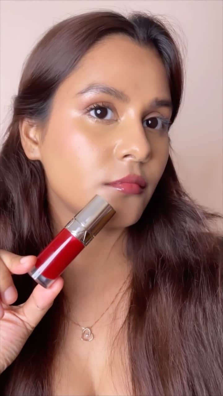 Clarins Canadaのインスタグラム：「Want to know the difference between Lip Comfort Oil and Water Lip Stain? @beautytalksbytrish tries on two shades!  Water Lip Stain 💋 Transfer Proof 💋 Intense color  Lip Comfort Oil 💋 Gloss effect 💋 Sheer color _________ Vous voulez connaître la différence entre le Lip Comfort Oil et le Water Lip Stain ? @beautytalksbytrish essaie deux teintes !  Water Lip Stain 💋 Résiste aux transferts 💋 Couleur intense  Lip Comfort Oil 💋 Effet brillant 💋 Couleur transparente . . . #Clarins #WaterLipStain #LipOil #Makeup」