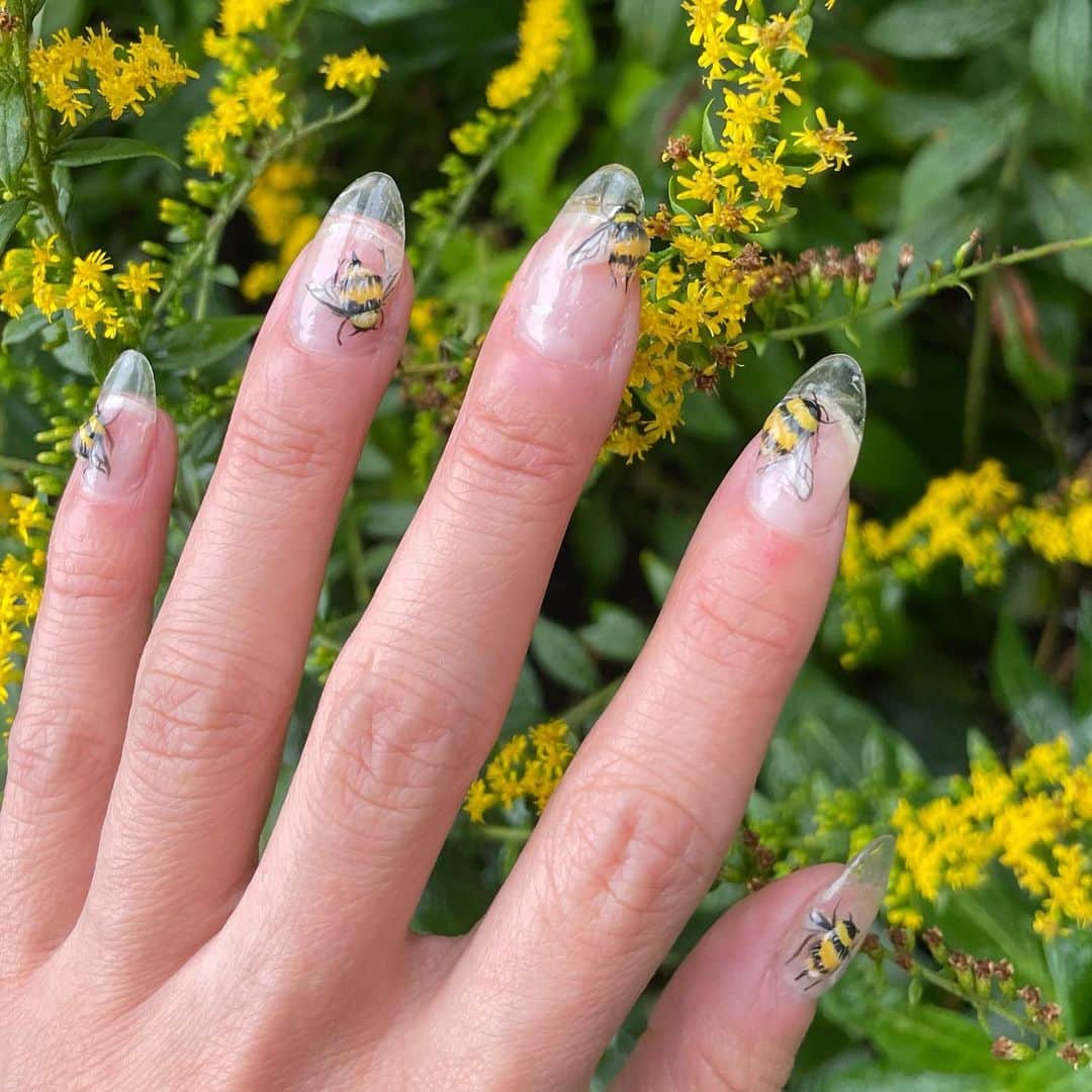 安田直美さんのインスタグラム写真 - (安田直美Instagram)「🐝🌸🐝🌷🐝🪻🐝🌼🐝  #bumblebee #nails #gelx   Using @apresnailofficial」10月5日 7時06分 - naominailsnyc