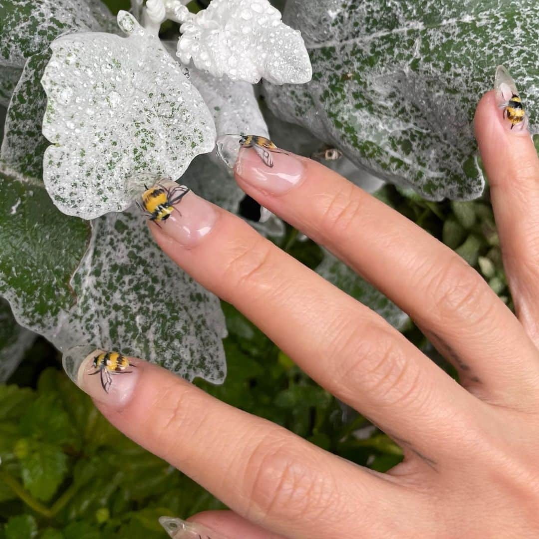 安田直美さんのインスタグラム写真 - (安田直美Instagram)「🐝🌸🐝🌷🐝🪻🐝🌼🐝  #bumblebee #nails #gelx   Using @apresnailofficial」10月5日 7時06分 - naominailsnyc