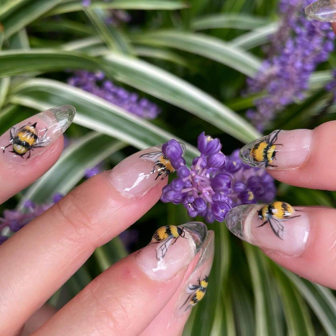 安田直美のインスタグラム：「🐝🌸🐝🌷🐝🪻🐝🌼🐝  #bumblebee #nails #gelx   Using @apresnailofficial」