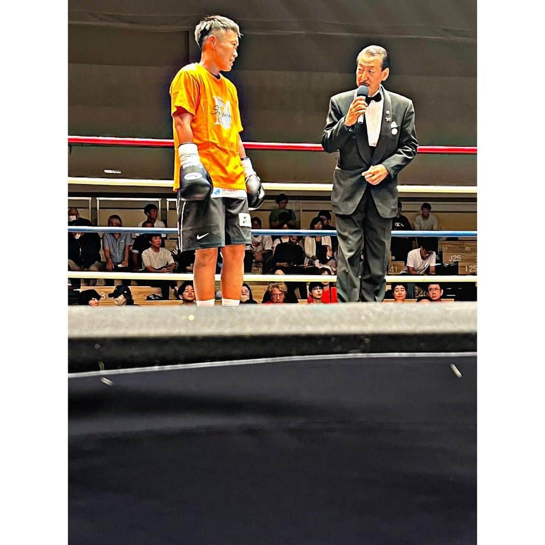 佐山万里菜さんのインスタグラム写真 - (佐山万里菜Instagram)「【日本王座決定戦🇯🇵ダイレクトリマッチまであと31日】  9月27日の興行で、 エキシビションスパーリングやらせていたらだきました✨ 初の体験でドキドキでした‼️ 試合ではないけど、試合みたいに準備して不思議な感覚☺️ いい経験が出来ました👊 . 昨日から一気に秋になった😳 肌寒くて、びっくりだ💦 昨日は、トレーナー着ちゃうぐらい。。 試合までしっかり準備していこう👊 . 【🇯🇵日本王座決定戦ダイレクトリマッチ🇯🇵】 2023年11月5日(日) ▷ドーム立川飛立 ▷対前田宝樹選手 ▷全9試合　8試合目  -試合チケット- ・SR席¥20000 ・A席　¥10000 ・B席 ¥8000 まだ全席チケットあります🎫 (＊チケットご購入の方には、試合限定トレンディングカードプレゼント🎁) ————————  ＊チケット購入方法は、Instagramのプロフィールから「ボクシングチケット . com」様に飛べますのでそちらからかDMでお願い致します👊 ＊チケットオーダー早めにしていただけると嬉しいです！！ . ボクシングチケット .com様からオンライン激励賞(¥100〜)出来ますので、そちらからの応援もよろしくお願い致します👊 激励賞は、全てボクシングに必要な物やトレーニング代として使わせていただきます‼️ . 🔴【ボクシング人生、大事な一戦共に闘って下さるパンツスポンサーも大募集しています！！企業様、個人様問いません！！】  パンツスポンサー全然きまりません……。 是非力を貸して下さい。。 よろしくお願い致します。。 興味ある方はDMお願い致します‼️  生き残るには、勝ちしかないな👊 目の前の一勝を全力で掴みにいきます👊 応援が力になります！！ 是非会場で応援よろしくお願いします👊  #写真#海好き #アスリート#筋肉 #腹筋 #トレーニング #感謝 #ライフスタイル#いいね #ボクシング #instagood #サッカー #story #ボクシング女子 #言霊 #workout #girlsoccer #夢 #boxing #soccer #champion #training #good  #試合 #スポンサー募集　#goodvibes #日本タイトルマッチ #立川」10月5日 7時08分 - sayama.19
