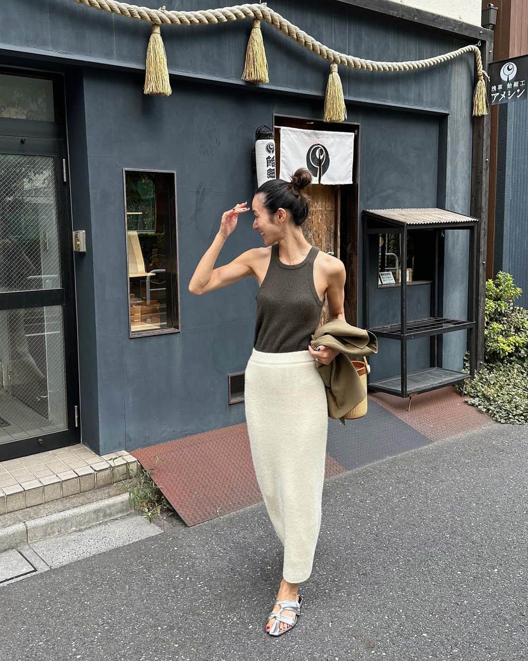 牧野紗弥のインスタグラム：「この日は母と浅草散歩。 ぷらぷら歩いていたら飴細工屋さん「アメシン」を発見。金魚や龍の形は本物さながら、よく出来てる😳ホームステイのお土産に良いなと思ったり🤣 飴細工体験もあって、外国の方が多かった〜✨ ５枚目はオススメしてもらった上原のケーキ屋さん @bienetre.patisserie 。今年はこちらで息子のバースデーケーキを買いました🩷中にはジェラートも売っていて、ついてきた次男はちゃっかりおやつゲット🤣どれも品の良い甘さで、すっかり子供達のお気に入りになったようで🎂 近くにある @asterisque_izumi も大人気というし。 しばらくケーキは上原に通いそうです♪ この時期、 @cozcozrin × @wrapinknot_official のカシミアタンクが大活躍してまーす💓今年っぽさを取り入れたくて @searoomlynn_official の展示会で一目惚れしたキラキラスカートを合わせましたん🫶🏻」