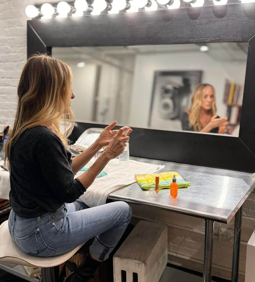 サラ・ジェシカ・パーカーのインスタグラム：「Behind the scenes. Skin prep before an @sjpcollection shoot day. The @rocskincare x SJP Brightening Trio with Vitamin C product kit is now back in stock on rocskincare.com. All proceeds from the kit go towards the charitable work that @seekherorg Foundation is doing, helping young people practice positive routines. Your skin will thank you. X, SJ  #LookForwardProject  #BeARoC #RoCPartner」