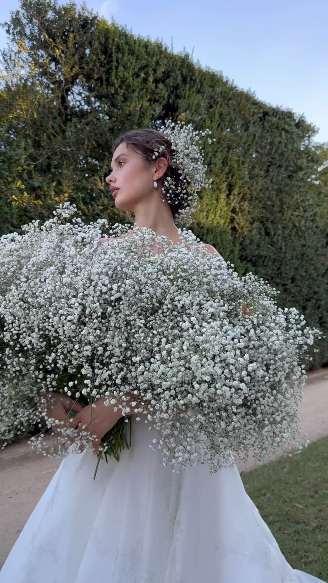 Monique Lhuillierのインスタグラム：「Hidden away in the Hills of Veneto, Fall 2024 is born.. 🤍🍃 #comingsoon #moniquelhuillier #mlbride」