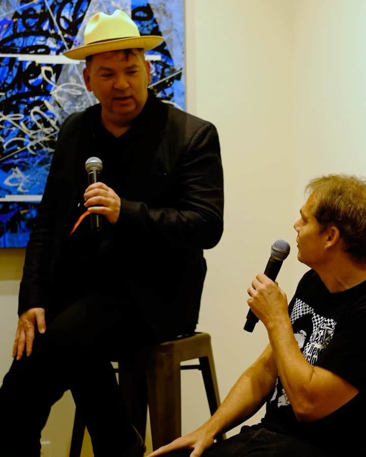 Shepard Faireyのインスタグラム：「Highlights from the The Versus Project IV artist talk at @subliminalprojects, featuring Layer Cake (@layercake_hundertmarkhartl), contributing artists Shepard Fairey (@obeygiant) and Chaz Bojórquez (@chaz_bojorquez), moderated by Steven P. Harrington co-founder of Brooklyn Street Art (@bkstreetart). The exhibition is on view Thursday-Saturday 12-6pm until October 28th. No appointment necessary.  🎥: @chopemdownfilms」