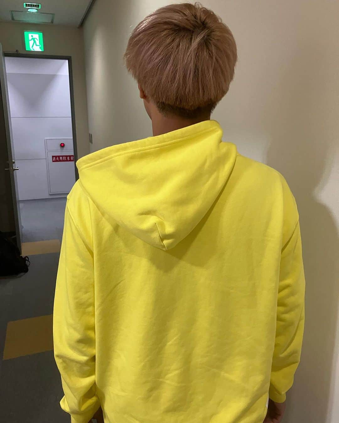 のインスタグラム：「誰でしょう？ #後ろ姿 #後ろ姿シリーズ」