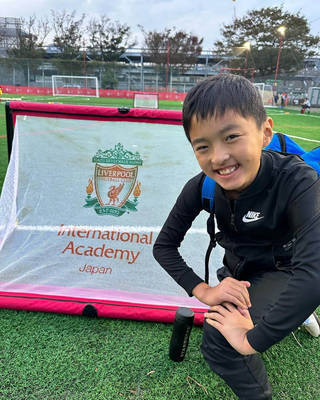 細田阿也のインスタグラム：「@lfcacademy_japan  #リバプールfcサッカースクール #川崎本校  体験させて頂きました！  ⚽️スクール経験不足に 人見知り、 英語なのではと 緊張してましたが🤪  練習前に同じ4年のスクール生の皆さんが、声をかけてくれて仲間に入れてくれて 一気に緊張が解けて楽しめたそうで🧏🏻‍♀️  コーチからのアドバイスも頂いたそう☺️  貴重な経験をさせて頂き ありがとうございました🥹  #リバプール #liverpool」