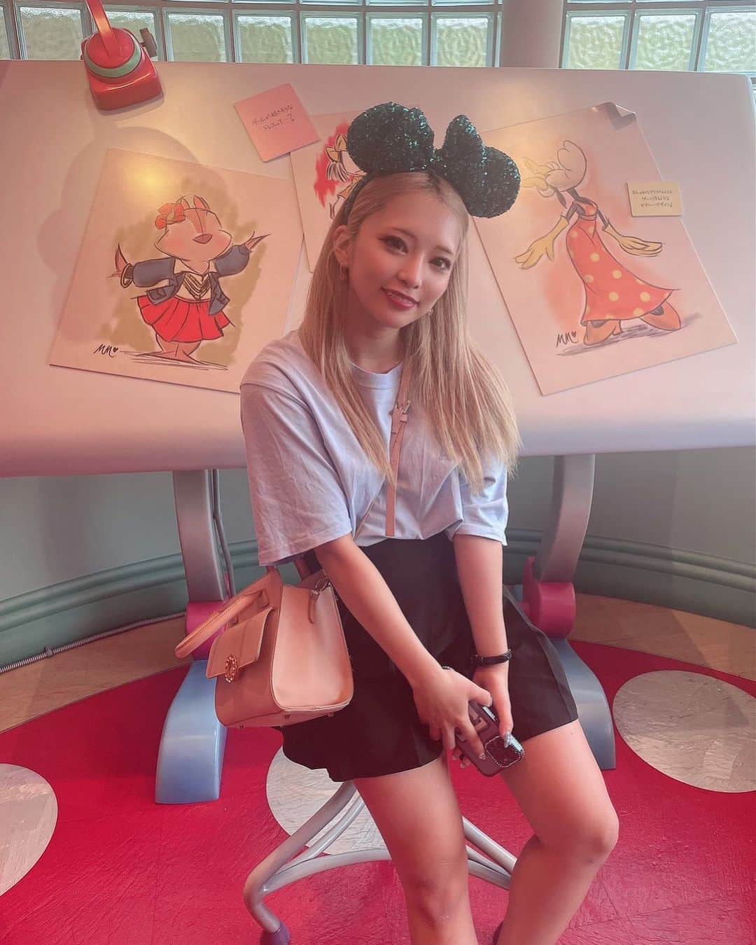ありえのインスタグラム：「💙💖💙💖💙 :  ディズニーたのしかったな🐭  . .  #バーレスク大阪 #バーレスク東京 #バーレスク大阪ありえ #北新地 #インスタ映え #ホスト  #韓国メイク  #童顔女子  #実物とは異なります   #burlesqueosaka  #burlesquetokyo  #disney」