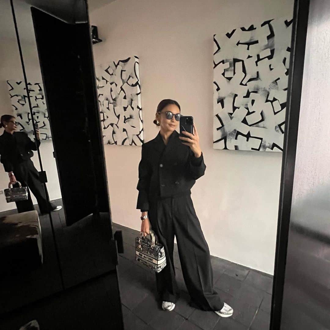 のインスタグラム：「おはようございます☺️ 今朝はなかなか明るくならなくて写真が映えないw 昨日寒かったので少し温かくして行ってきます☺️ ブルゾンのようなジャケットが気に入ってるセットアップは　@sportmax  今日はディオールの撮影なので何となくバッグは　@dior にしました✌️」