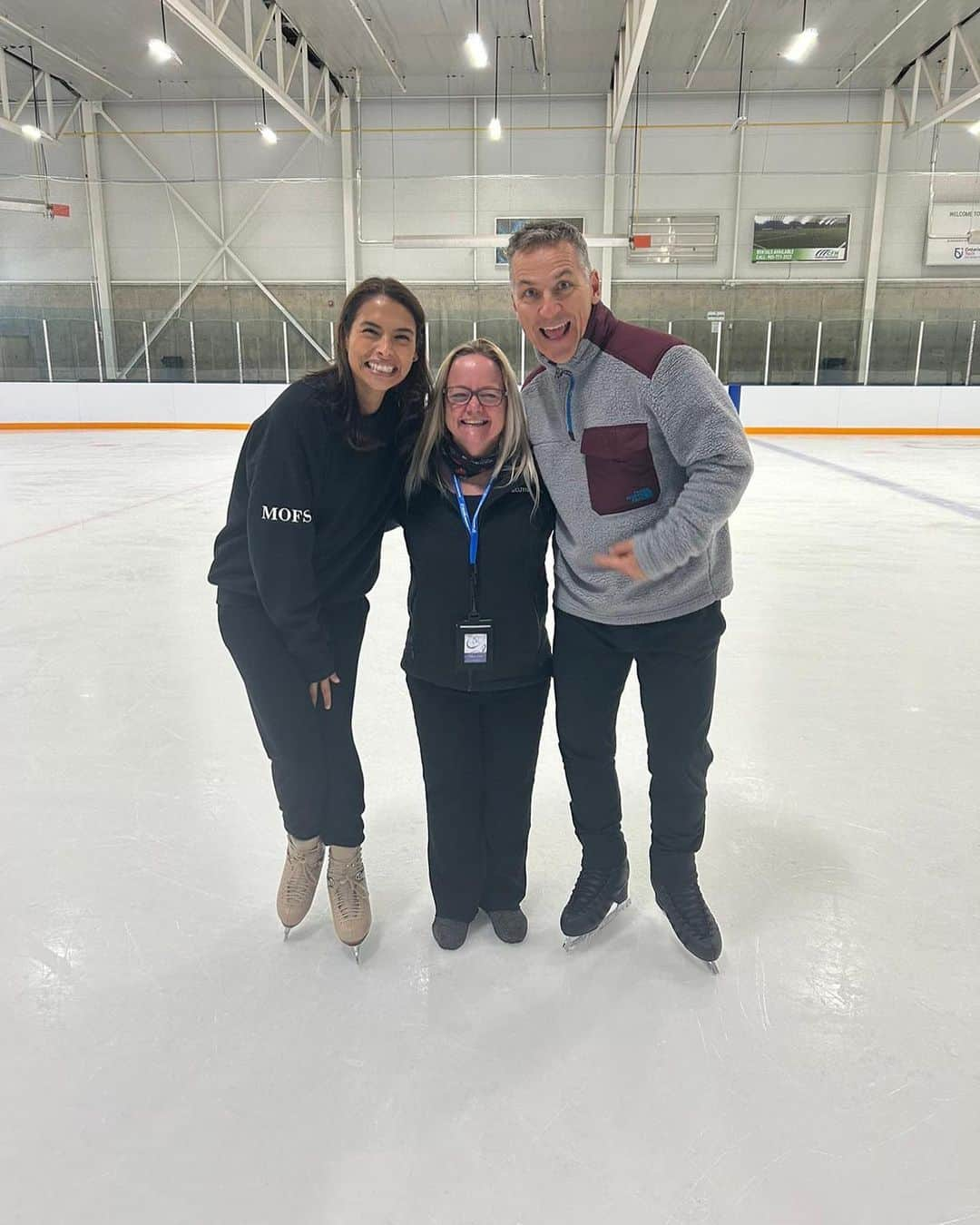 エルビス・ストイコさんのインスタグラム写真 - (エルビス・ストイコInstagram)「It was great to see the our local kids come out and join the seminar organized by the @oshawaskating   Some of these kids are our neighbours and their parents volunteer at @thekibbleproject ❤ some others came from the Orono Figure Skating Club where we usually train.   Thank you Mandy for inviting us back again!」10月5日 7時28分 - elvistojko