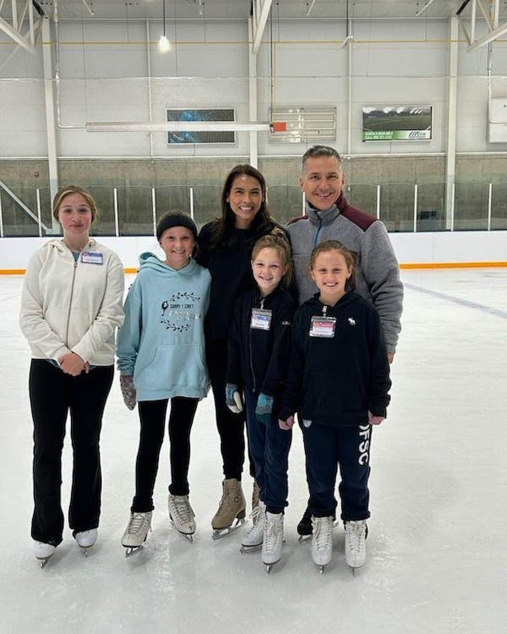 エルビス・ストイコのインスタグラム：「It was great to see the our local kids come out and join the seminar organized by the @oshawaskating   Some of these kids are our neighbours and their parents volunteer at @thekibbleproject ❤ some others came from the Orono Figure Skating Club where we usually train.   Thank you Mandy for inviting us back again!」