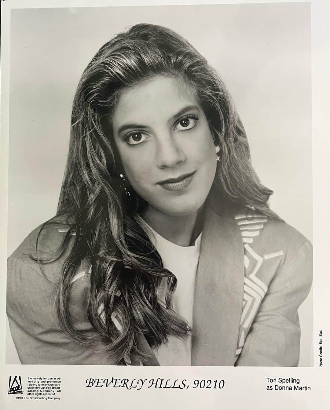 トリ・スペリングのインスタグラム：「33 years ago today Beverly Hills, 90210 aired and changed this teen girls life forever and the amazing fans, friends, and family it created for a lifetime! - Yup, this is my 1st pic taken by FOX for my character Donna Martin. It was taken during the making of the pilot. I was 15 in this pic, before nose job, bleach, and knowing how to pose. I was just grateful to be there. I was the producers daughter and was hoping to just prove my own worth. Hey, I was already Violet Bickerstaff in Saved By the Bell ( not my dads show). Look at me 33 years later still pointing out that just bc my Dad was the producer on 90210 I still got other parts on my own by auditioning just like every other actor. Lol. Old triggers die hard. - Here’s what I would say to that 15 year old girl in that photo. You ARE worth something. A lot! You will go on to not only OWN the character of Donna Martin but make her into one of the worlds most iconic and beloved characters in tv hisTORI. Don’t listen to anyone that makes you feel any less than you are! You can do anything you set your mind, heart, and soul towards doing! You ARE your father’s  daughter. So, be proud to be Aaron Spelling’s daughter because you inherited all his amazing producing skills! Not to mention sTORItelling ability and creativity! The apple 🍎 doesn’t fall far from the tree. You are smart, kind, funny, beautiful inside and out, creative, powerful, and beyond determined! You will always prevail. And, will kick ass in this world! Oh, btw 15 year old Tori/Donna funny side note to America’s most infamous virgin you will go on to have 5 kiddos lol . Oh, and btw they will rule the world too bc they are YOU! #beverlyhills90210 #donnamartin #kindnessalwayswins #beyoutiful #beyou  Thx @darrenmartin for this pic and always believing in me!」