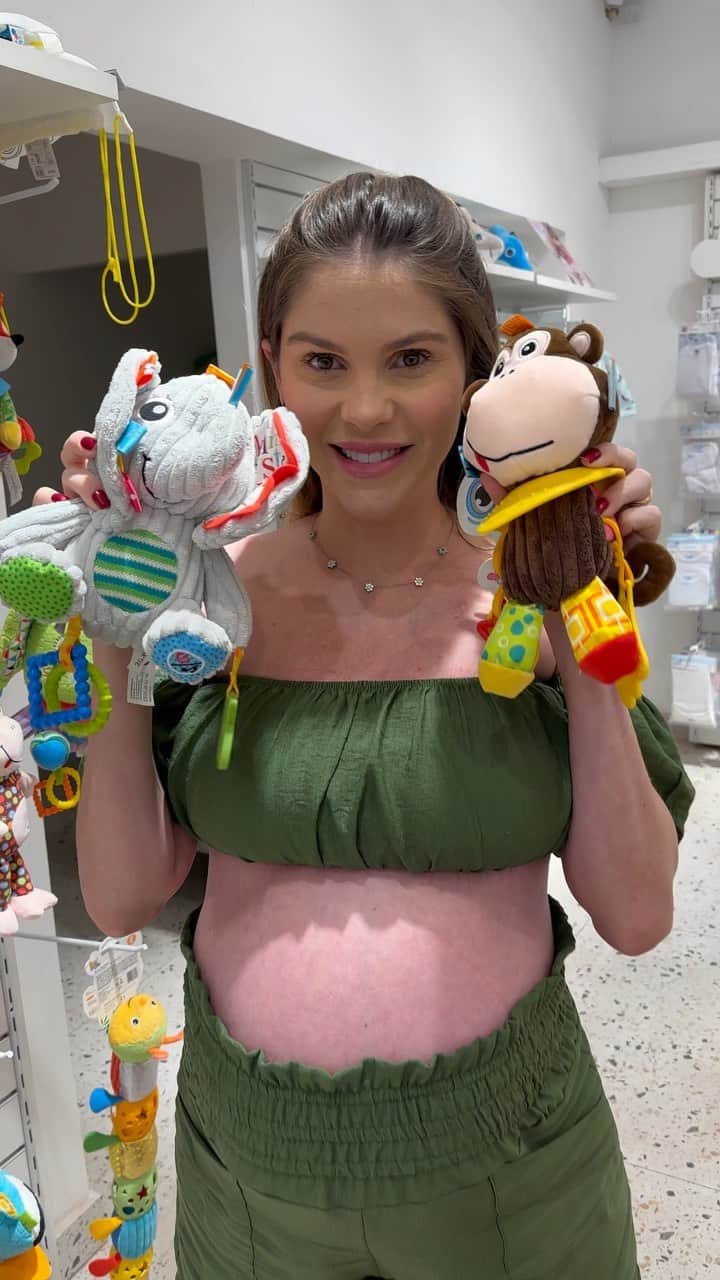 バーバラ・エバンスのインスタグラム：「Coração da mamãe fica tão quentinho!! Mais um dia de escolhermos as coisas dos meninos.  Encontramos um pouco de tudo na @tiptopbr que por sinal, AMAMOS.  Com a lista em mãos feita pela @taluconceptbaby resolvemos tudo super rápido ♥️」