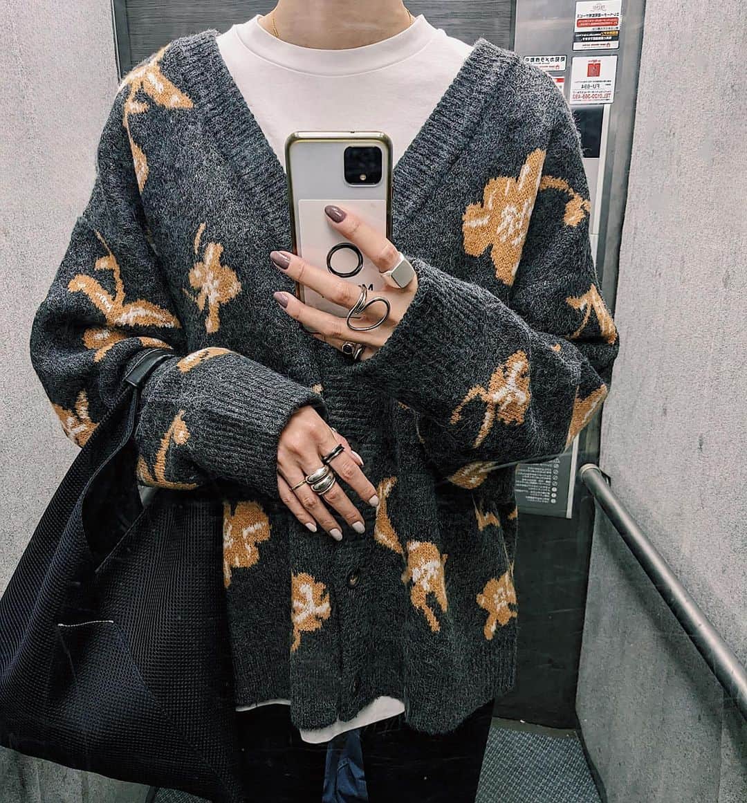 maai0528のインスタグラム：「〻👩🏻‍🦰🐶🥨🍋 ｍy ｌoves‥🍬 おはよーん。 朝晩肌寒くなってきたから ニットカーデ着れるの嬉しい♡ ． 週末は、 もーっと福岡は寒いんだって。 ． ． ． #work #myfav  #MM6 #uniqlo」