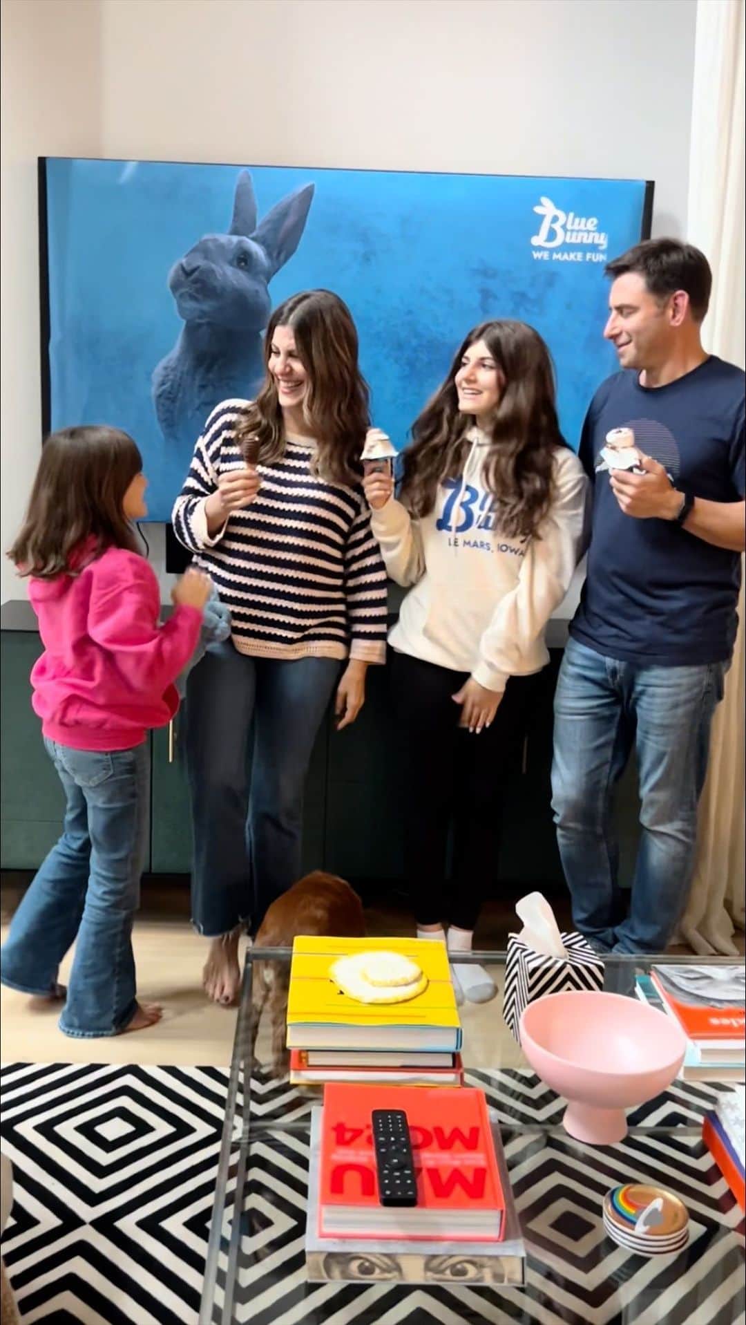 のインスタグラム：「If you miss the 90s, come to the Roosevelt Field Mall on Saturday, October 7th from 10AM – 8PM and check out @blue_bunny’s FREE ‘90s-themed Glam Your Fam Photoshoot event! Grab a few iconic ‘90s props, FREE Blue Bunny frozen treats and strike a pose with your fam! I’ll be in the corner with a flannel shirt tied around my waist. #BlueBunnyPartner #BBGlamYourFam」