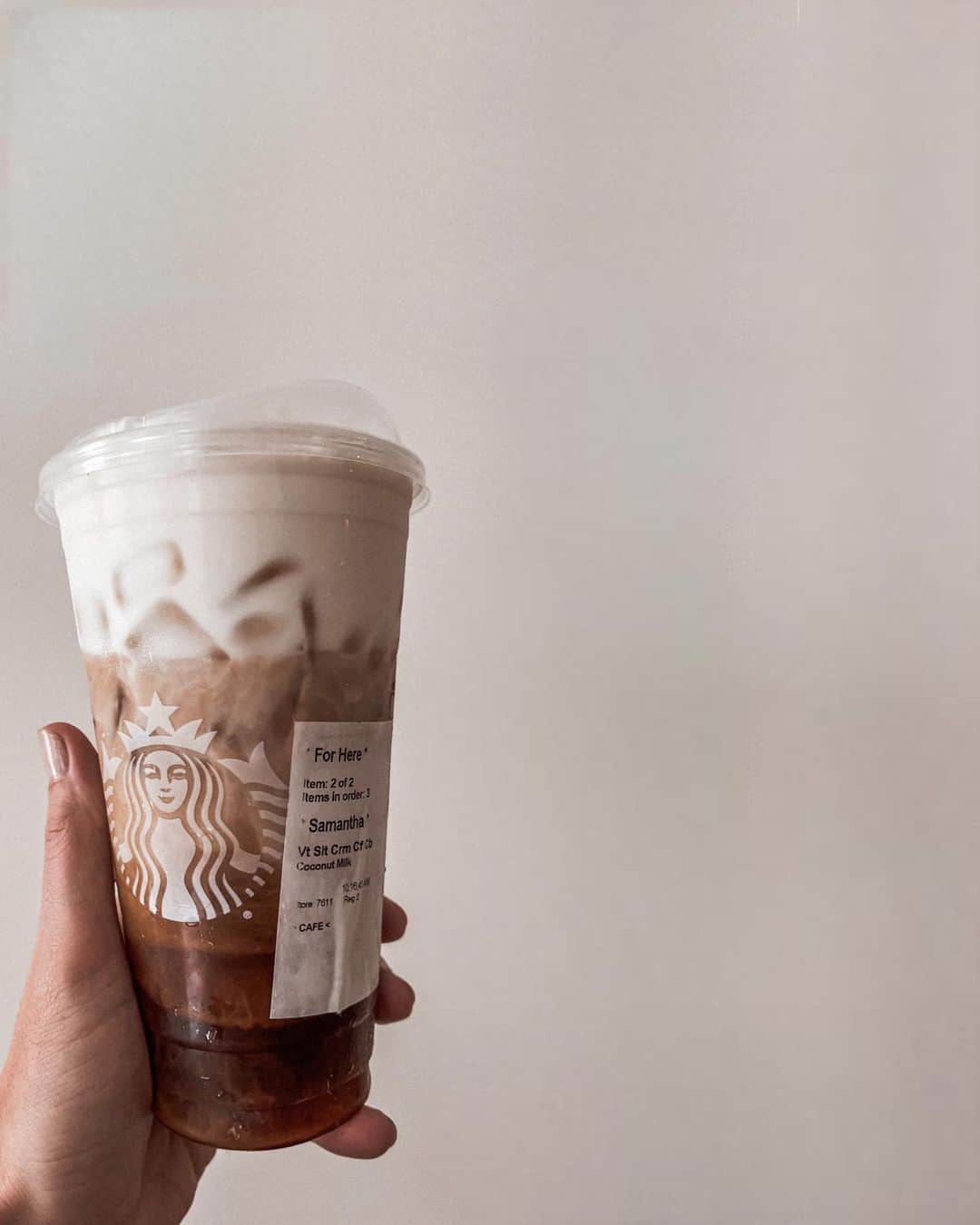 サマンサウィルスのインスタグラム：「1.	A side of caffeine with a morning dessert? 😵‍💫  •Venti Cold Brew with 4 pumps of White Mocha •Salted sweet cream cold foam •Extra caramel drizzle  • On coconut milk  Maybe not an everyday drink, 😋 but wildly delicious——-even more so because… well, IYKYK. ;)  2.	It’s the perfect Palette, no?」