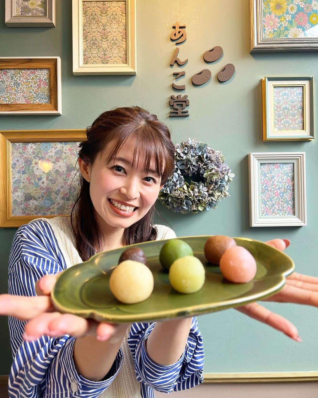 大家彩香のインスタグラム：「あんこ好きにはたまらなーい❤️❤️❤️  ピスタチオ•桃•きなこなど カラフルなあんこにー🫘 のびーるあんこまで💕  最新のあんこ事情を調査してきました😊  明日の「大家彩香の知りたい！」のコーナー ぜひ、ご覧ください🌸  #stv #札幌テレビ #大家彩香 #女子アナ #どさんこワイド朝 #あんこ #あんこ堂 #スイートオーケストラ #和スイーツ #あんこ好きの人と繋がりたい #あんぱん #私服コーデ #秋コーデ」