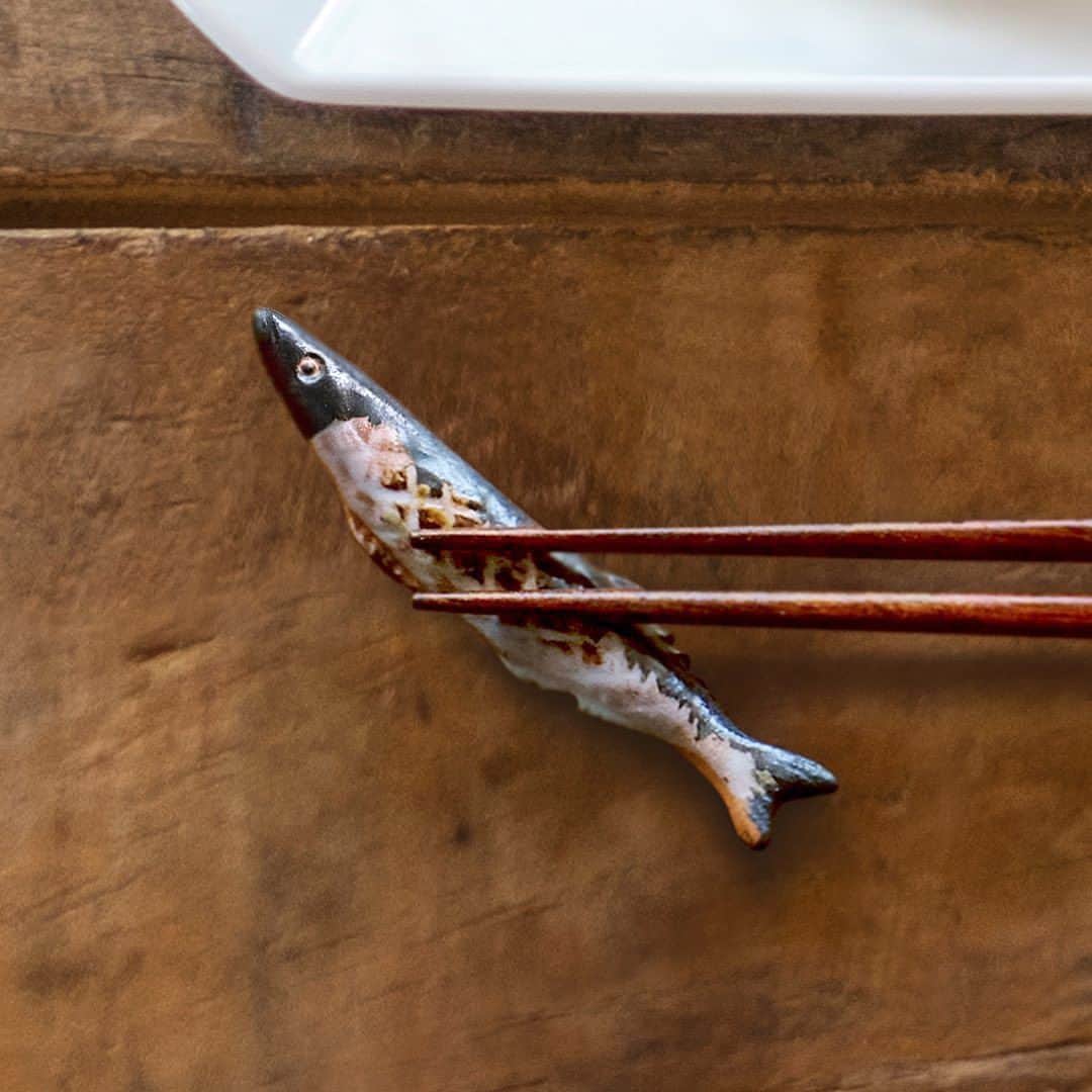ワンズテラスさんのインスタグラム写真 - (ワンズテラスInstagram)「秋の食卓にぴったりな焼魚の箸置。小さいながらも、ひと時の旬を楽しめる、思わず笑顔がこぼれるアイテムです。  岐阜県瑞浪（みずなみ）市にあるマスターズクラフトのイホシロ窯で手作りで作り上げた可愛らしい箸置きです。  美濃焼 箸置き 焼きサンマ 焼きアジの開き 各¥550(税込)  ＊一部展開の無い店舗がございます。 ＊人気商品につき一部店舗では品切れとなっている場合がございます。ご了承下さい。  #秋の食卓 #秋のテーブル #テーブルウェア #和食器 #箸 #箸置き #箸置きコレクション #箸置き集め #箸置きマニア #箸置き好き #箸置きコレクター #箸置きのある生活 #サンマ #焼きサンマ #さんまの塩焼き #サンマの塩焼き #アジの開き #美濃焼 #美濃焼き #食べ物モチーフ #フードモチーフ #onesterrace #ワンズテラス」10月5日 8時01分 - onesterrace