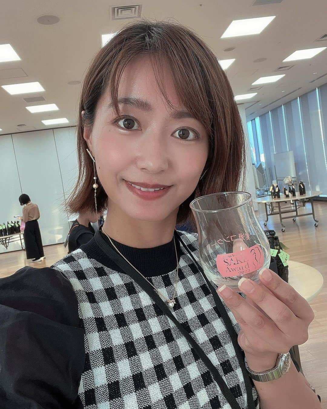 吉川亜樹のインスタグラム：「Japan Women’s SAKE Award 美酒コンクール2023  審査員を務めさせていただきました🍶  受賞された酒蔵さま おめでとうございます㊗️🎉  表彰式&大試飲会は 2023年10月27日（金）　 金賞／銀賞／審査員特別各賞の表彰式 TOP OF THE BEST (各部門ごとのTOP6アイテムで当日発表など)  今年、初開催の女性日本酒専門家の審査による 日本酒コンテスト✨✨  このコンクールの特筆すべき特徴は、 審査員が全て日本酒のティスティング資格や職を有する女性  そして、部門構成が日本酒のスペックではなく、 香りと味わいを主軸とした6部門となっていること！  日本の伝統文化の継承 地域経済の活性化 女性が活躍する社会の実現を基本理念として  日本酒の教育・啓もう、販売促進、酒蔵ツアー造成・SAKEインバウンド拡大など各方面での日本文化発展の プラットフォームとなることを目指したコンクールです🍶  今年は東京PASONA SQUARE会場でしたが 来年は福井(北陸新幹線延伸) 再来年は大阪(大阪関西万博)の開催予定です。  貴重な経験をさせていただき ありがとうございました🙏 魂を込めてコメントを書かせてもらいました🥰🍶  #美酒コンクール #審査員 #吉川亜樹 #日本酒 #sake」