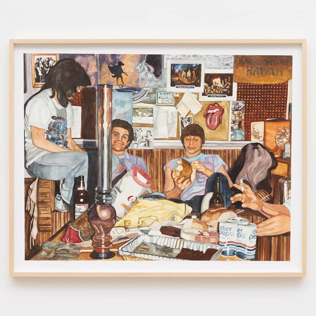 リサ・エデルシュタインのインスタグラム：「𝗟𝗶𝘀𝗮 𝗘𝗱𝗲𝗹𝘀𝘁𝗲𝗶𝗻: 𝙏𝙝𝙚 𝘿𝙚𝙣: on view at our WILSHIRE gallery through October 21.  Lisa Edelstein culls through family photo albums and home movies searching for the scenes, stories, and narratives, which drive her compositions. This selection process is dramaturgical. Characterized by a slightly out of focus and offhanded attitude, Edelstein's imagery reaches into our mundane yet poignant memories of the past. Her painterly mist points toward the complexities of memory and to the expanse beyond.  Work details: @lisaedelstein Bong, 2023 Watercolor and charcoal on paper, framed 41 x 51 inches / 104.1 x 129.5 cm  #lisaedelstein #anatebgi #watercolor #portraiture」