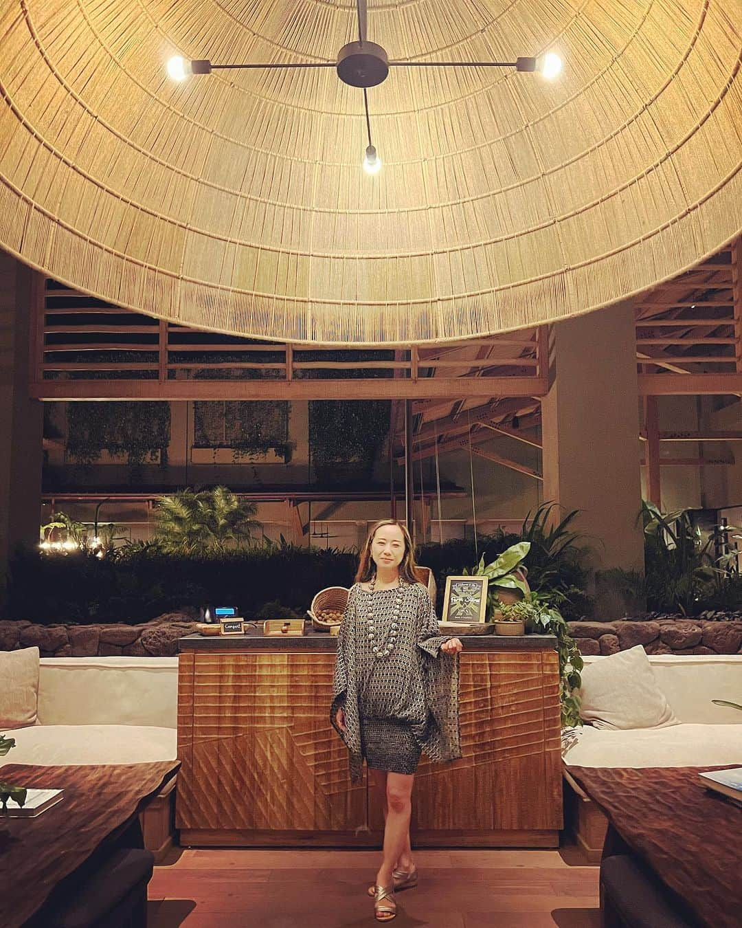 レイチェル・チャンのインスタグラム：「Thank you @1hotel.hanaleibay for the great time🌺 We’d love to come back again and stay longer.  カウアイ島、またゆっくり遊びに来たいな…。景色も人も流れる時間も心地よく、いい時間でした✨ 4年前のエイブラハムクルーズで出会ったスコットランドの親子とも、クルーズ後もゆっくり過ごせて良かった☺️次のエイブラハムクルーズでの再会を楽しみにBye for now🥂  #エイブラハム #エイブラハムの教え  #エイブラハムクルーズ #引き寄せ #引き寄せの法則  #レイチェルチャンネル #ハワイ #カウアイ #kauai #hawaii #manaolahawaii」