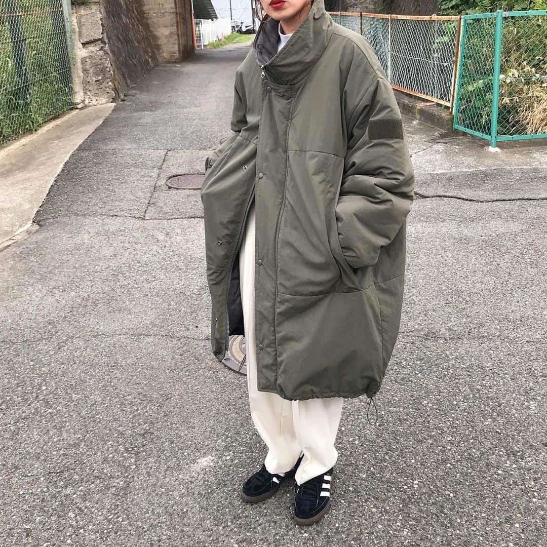 kumikaさんのインスタグラム写真 - (kumikaInstagram)「AURALEEのスラックスに、　@nugu_klee のモンスターコートに、adidas spezial👟💓  すっぽりオーバーサイズが可愛いくて、中綿で暖かく軽い✨防寒冬アウター♡ マットで表情のある素材感も、肩が張らない落ち感のあるシルエットも可愛い🥰 早くいっぱい着たいー♡  @nugu_klee original item 本日10/5 17:00〜updateです❣️ . . . . outer @nugu_klee  inner#uniqlou pants#auralee  shoes#adidas#spezial . . . . #古着女子#古着コーデ#冬コーデ#冬アウター#モンスターコート#ダウンコート#パデットコート #白パンツ#オーラリー#uniqlo#ユニクロ#ユニクロコーデ#adidasoriginals #adidasspezial #メンズライクコーデ  #tbt#ootd#instafashion#outfit#ママコーデ」10月5日 8時04分 - kumika_iiio2
