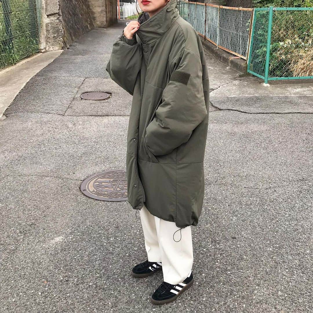 kumikaのインスタグラム：「AURALEEのスラックスに、　@nugu_klee のモンスターコートに、adidas spezial👟💓  すっぽりオーバーサイズが可愛いくて、中綿で暖かく軽い✨防寒冬アウター♡ マットで表情のある素材感も、肩が張らない落ち感のあるシルエットも可愛い🥰 早くいっぱい着たいー♡  @nugu_klee original item 本日10/5 17:00〜updateです❣️ . . . . outer @nugu_klee  inner#uniqlou pants#auralee  shoes#adidas#spezial . . . . #古着女子#古着コーデ#冬コーデ#冬アウター#モンスターコート#ダウンコート#パデットコート #白パンツ#オーラリー#uniqlo#ユニクロ#ユニクロコーデ#adidasoriginals #adidasspezial #メンズライクコーデ  #tbt#ootd#instafashion#outfit#ママコーデ」