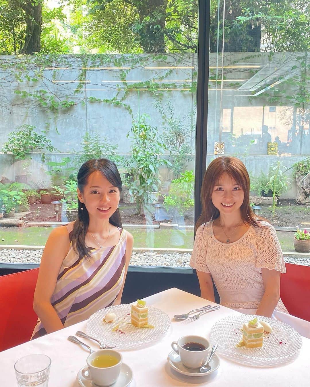 藤田りえのインスタグラム：「近藤淳子アナとランチ♡ @kondo_junko_  ⁡ またまたこんちゃんから 素敵なエピソードを聞いた！！ みんなにシェアさせて！ ⁡ ⁡ ↓↓↓  年齢を重ねて思うように身体を動かせなくなった老人がいた。 彼女は本を読むことが大好きだった。 そんな彼女がぽつりと言った。  「私はとっても幸せ。 身体は動かないけど、 本の世界に入り込むと いろんなところに行き  いろんな経験ができるんだもの。 だから本を読むのが大好きなの」 ⁡  ↑↑↑ ここまで。 みんなどう思ったーーー？？  ⁡ 私は、 どんな状況下にあっても 幸せだなぁと思える人が 最高に幸せな人だと思っているけど、 彼女もそうなんだなぁ。 ⁡ ⁡ この世は行動の世界、 肉体を使ってナンボとも言われているよね。 でも、 脳内体験だけで 幸せを感じられるのも また穏やかな豊かさなのかもなと思った。 ⁡ ⁡ しかしこの話をしているときの こんちゃんの顔があまりにも可愛くて ﾘｴﾀﾝ幸せだったよ笑 可愛い女性を見ることも私の喜び🤣 ⁡ ⁡ ⁡ さて！2人でランチしたお店 @testkitchen_h_tokyo  こちらのお店のお料理が どれも全部とーーってもおいしかった！！ すっごくオススメです♡ ⁡ #近藤淳子アナ #ランチ #青山ランチ #表参道ランチ #イタリアン #テストキッチンエイチ #おいぴかったナ ☆」