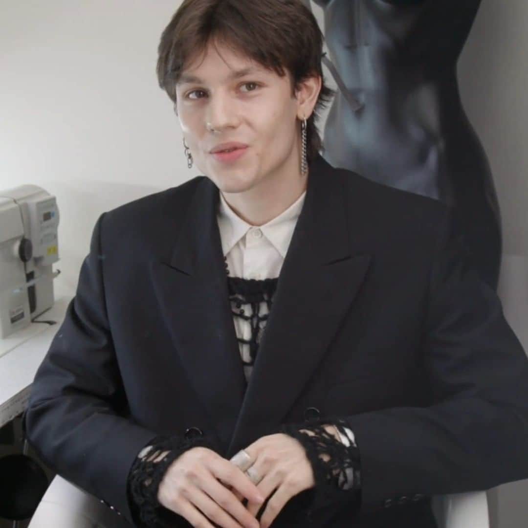 Vogue Australiaのインスタグラム：「He only recently presented his graduate collection after studying at Melbourne’s RMIT, but #JarrodKoutros of @koutros__ is already making an impression. The designer was a nominee in the 2022 Australian Fashion Foundation Scholarship Awards and his body plates and moulds with exaggerated vertebrae have now become their own visual signature. As part of our #VogueVanguard series, we caught up with Koutros in Melbourne to discuss his inspirations and what excites him.  Director: @Jessieohhhhh」
